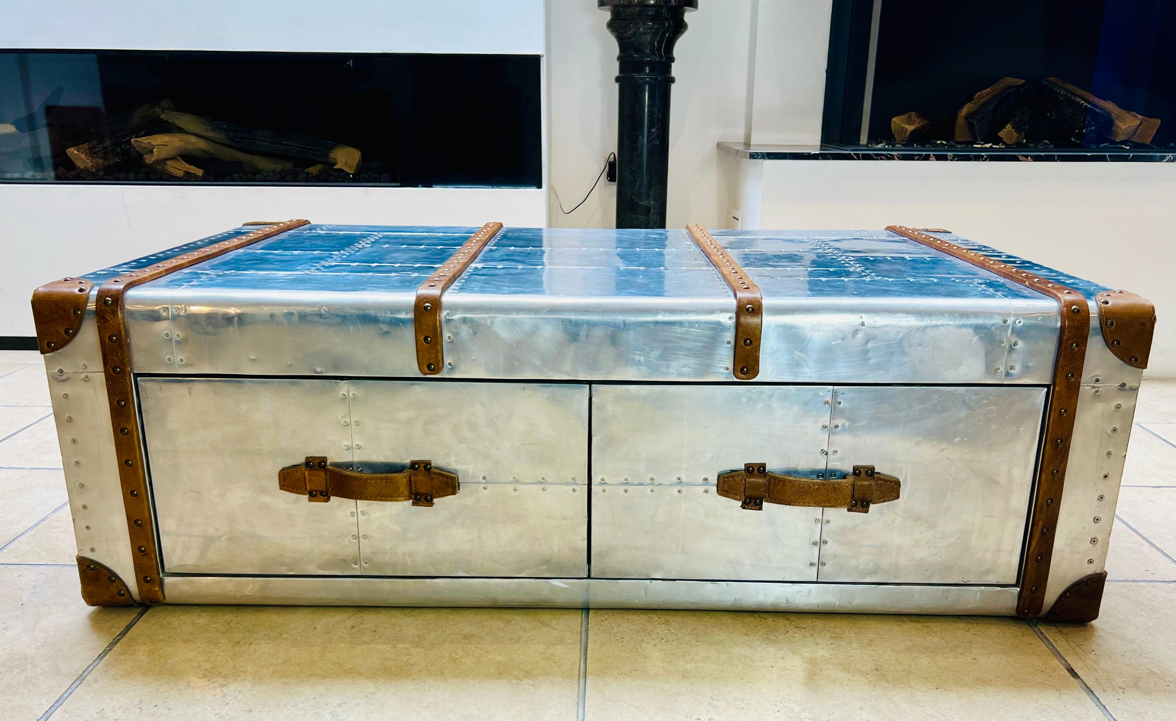 Table basse du 21e siècle, style aviation, Aliminium et coffre en cuir
Grande malle ou table basse de type Globetrekker d'aviation de Timothy Oulton.
Cette malle en aluminium avec sangles en cuir marron et clous en laiton est labellisée Artsome pour