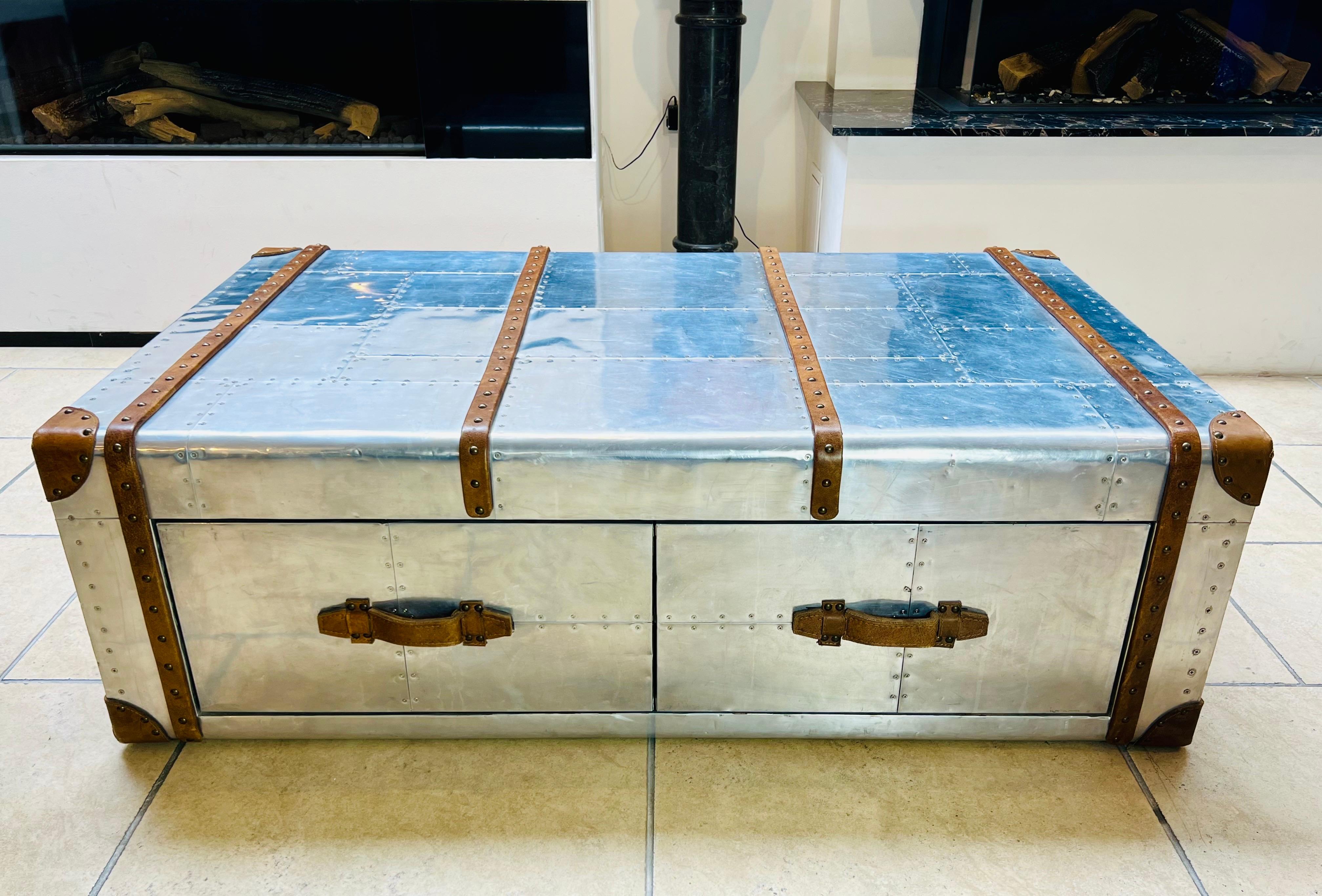 Anglais Table basse du 21e siècle, style aviation, Aliminium et coffre en cuir en vente