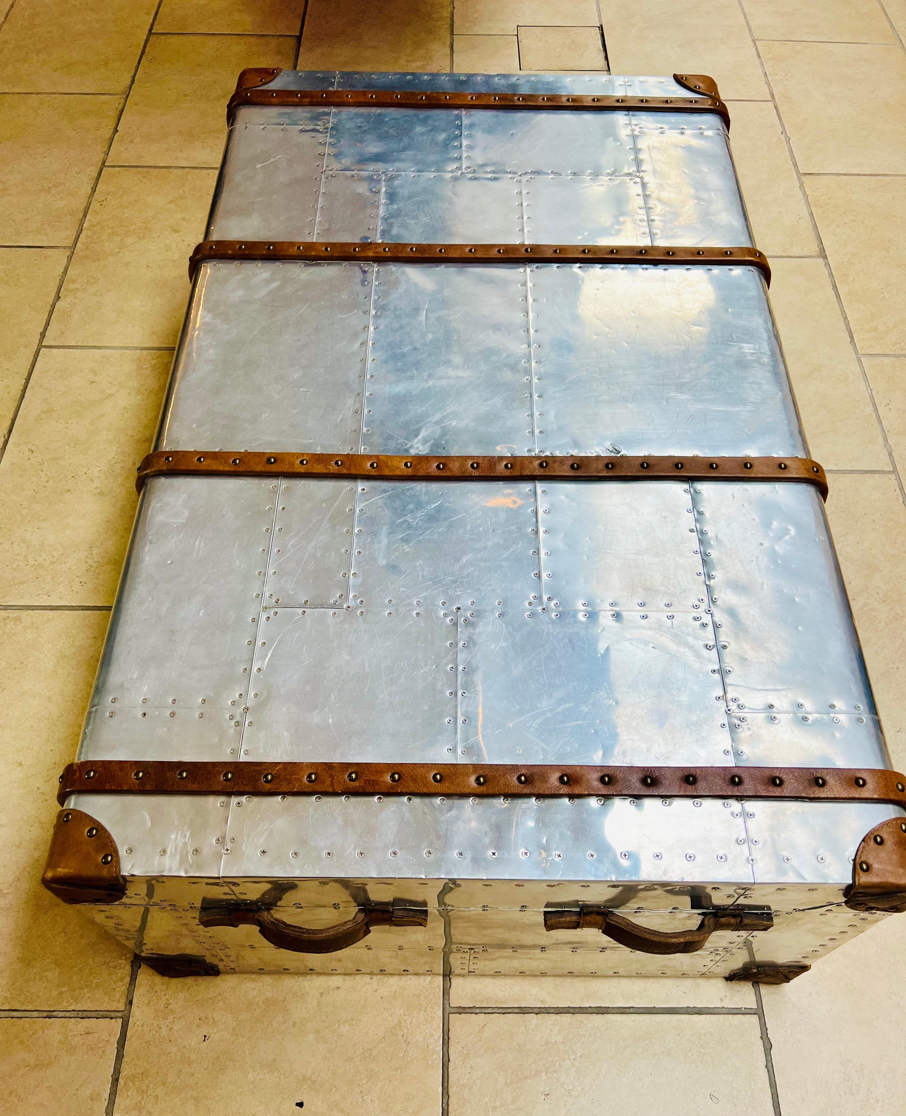 Poli Table basse du 21e siècle, style aviation, Aliminium et coffre en cuir en vente