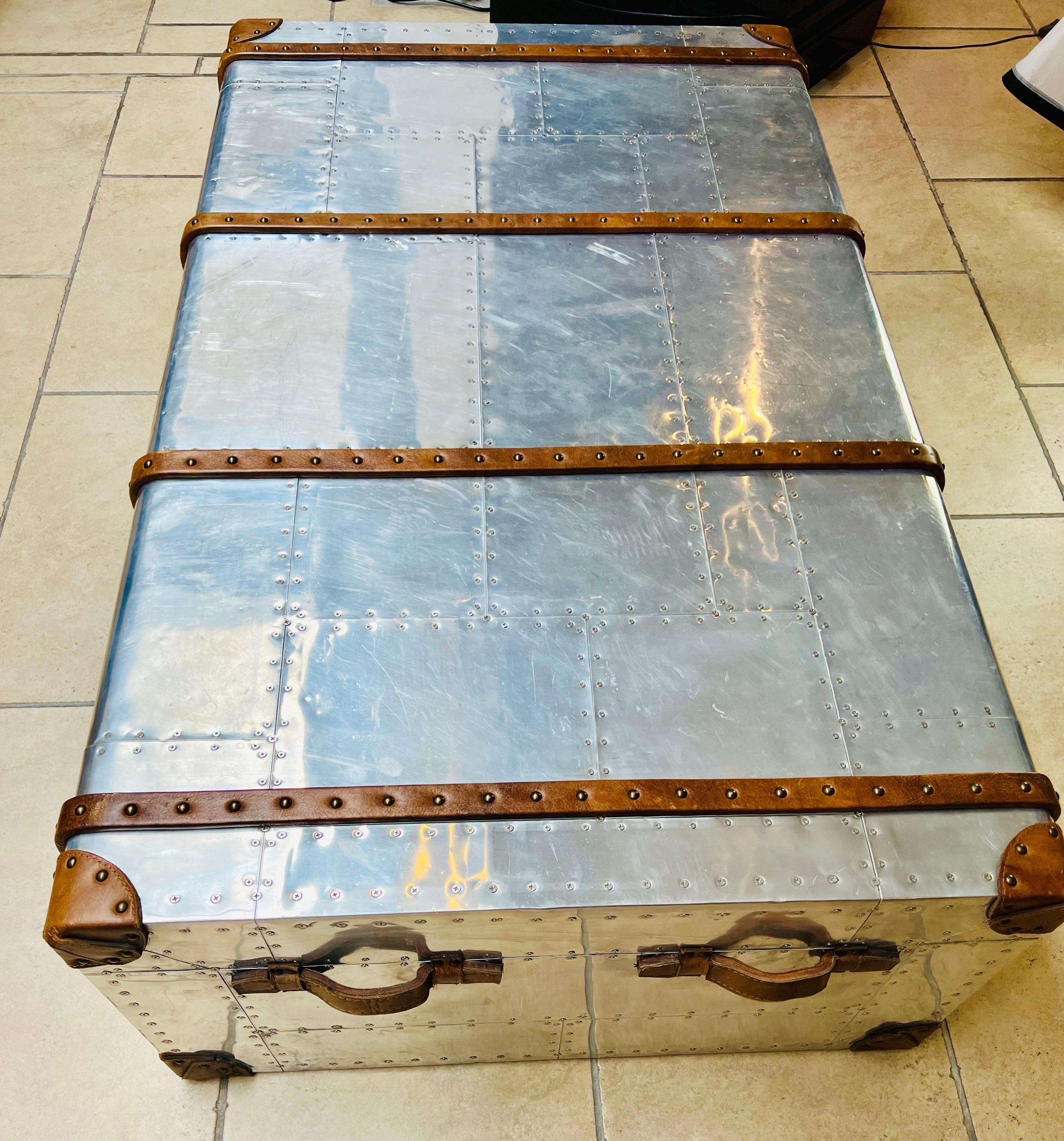 Table basse du 21e siècle, style aviation, Aliminium et coffre en cuir Bon état - En vente à London, GB