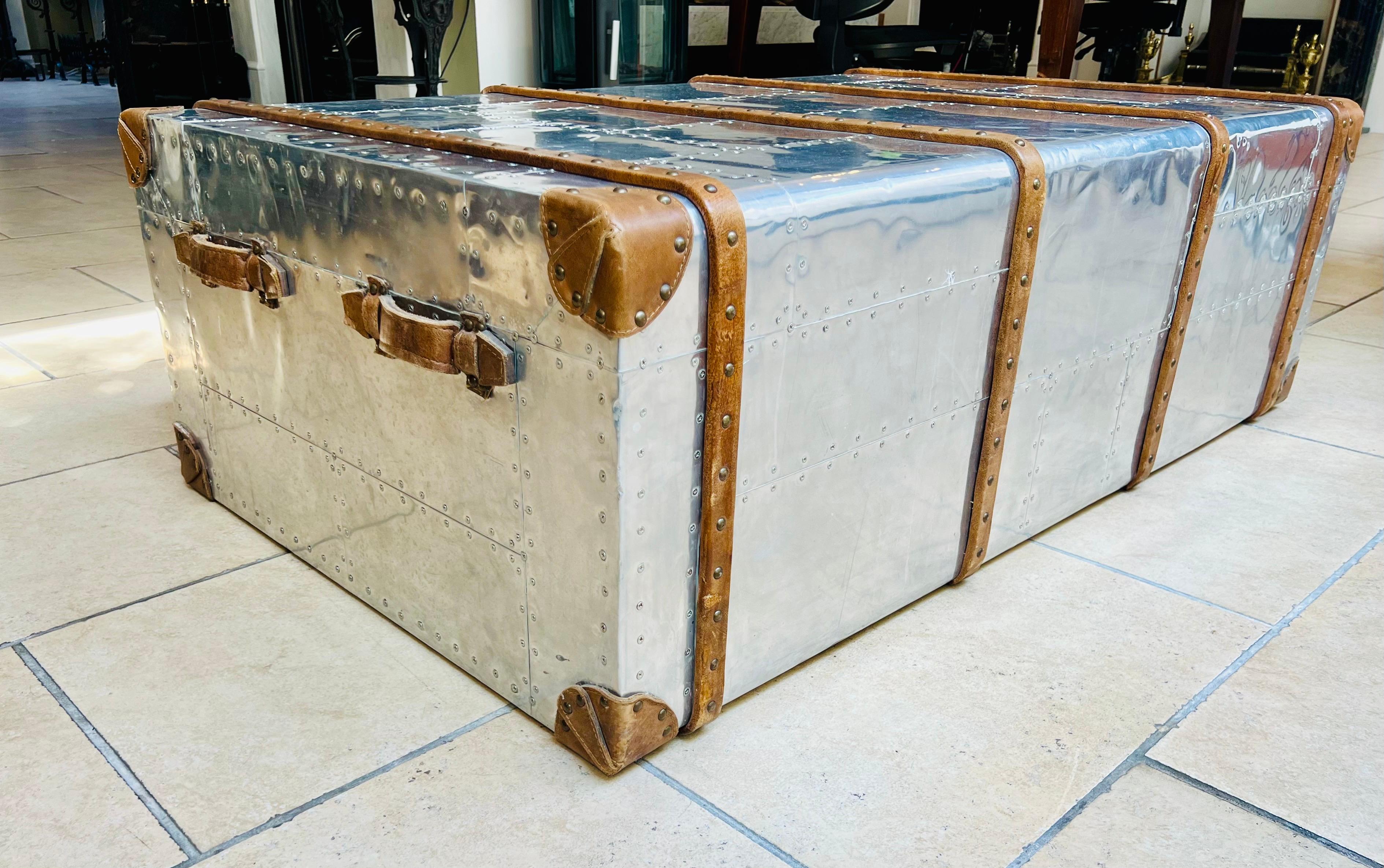 Aluminium Table basse du 21e siècle, style aviation, Aliminium et coffre en cuir en vente