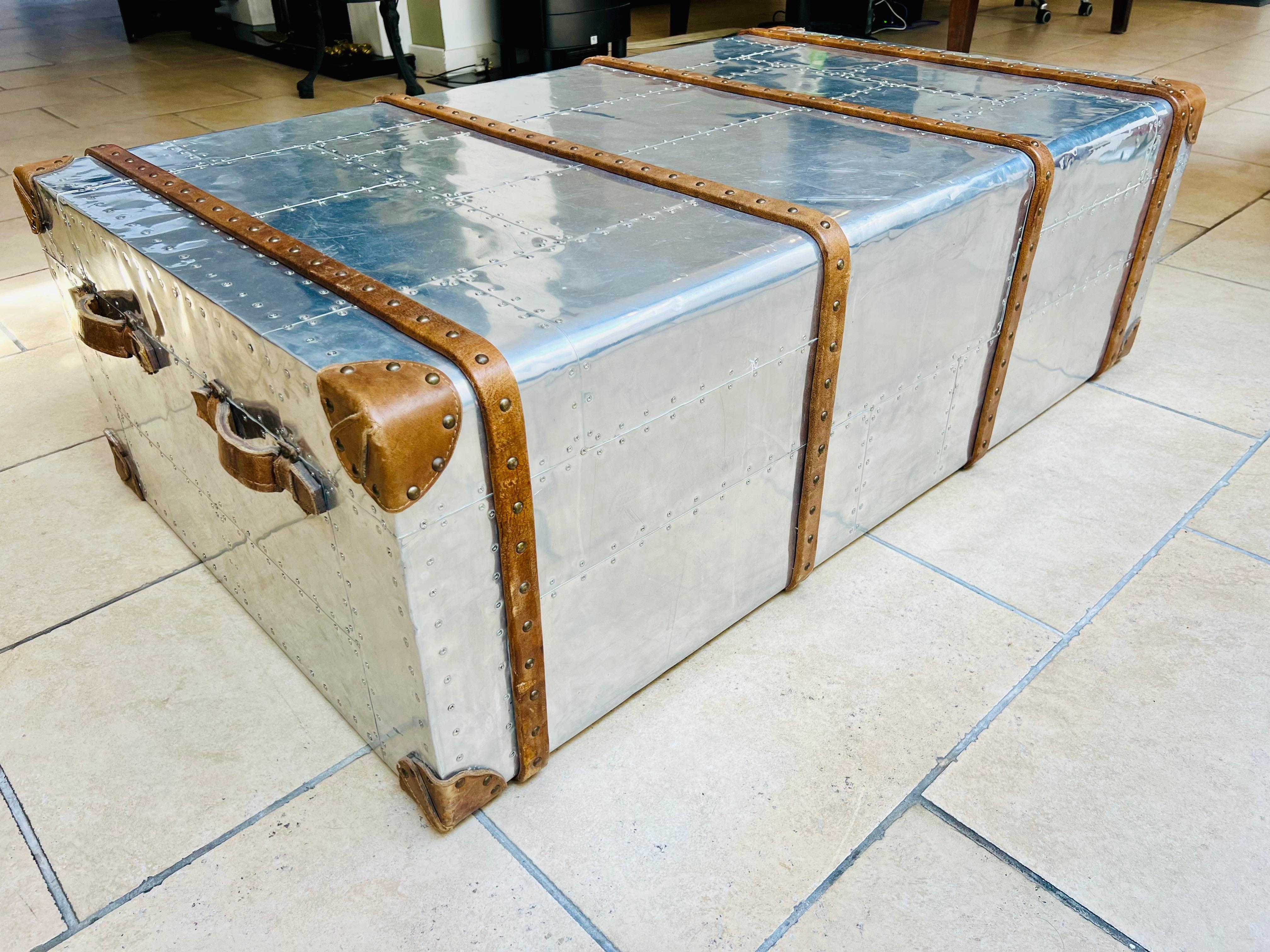 Table basse du 21e siècle, style aviation, Aliminium et coffre en cuir en vente 1