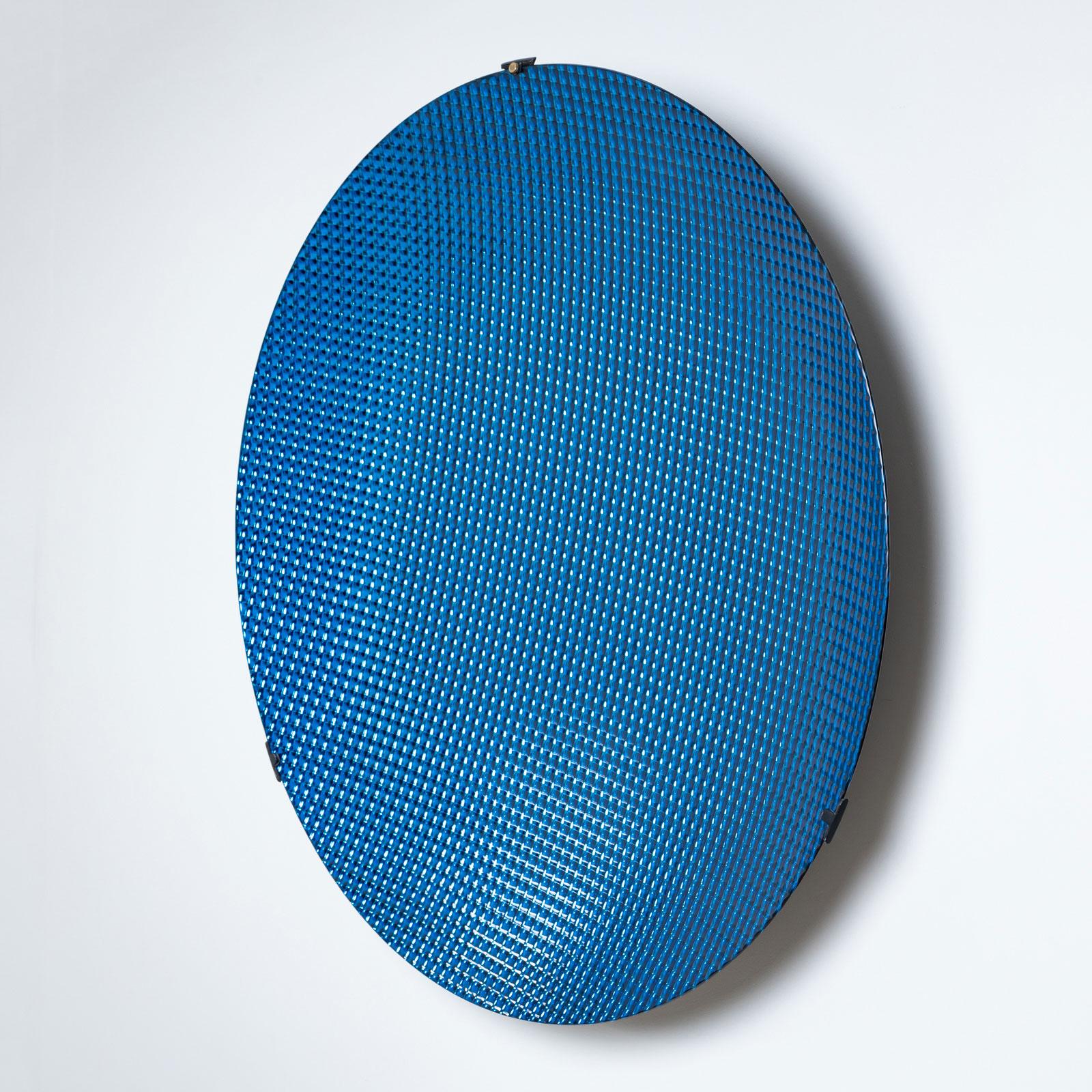 

Impressionnant disque concave en verre bleu foncé avec une surface géométriquement texturée. Le disque est fixé en trois points par des colliers de laiton élégants. L'une des fixations porte la signature 