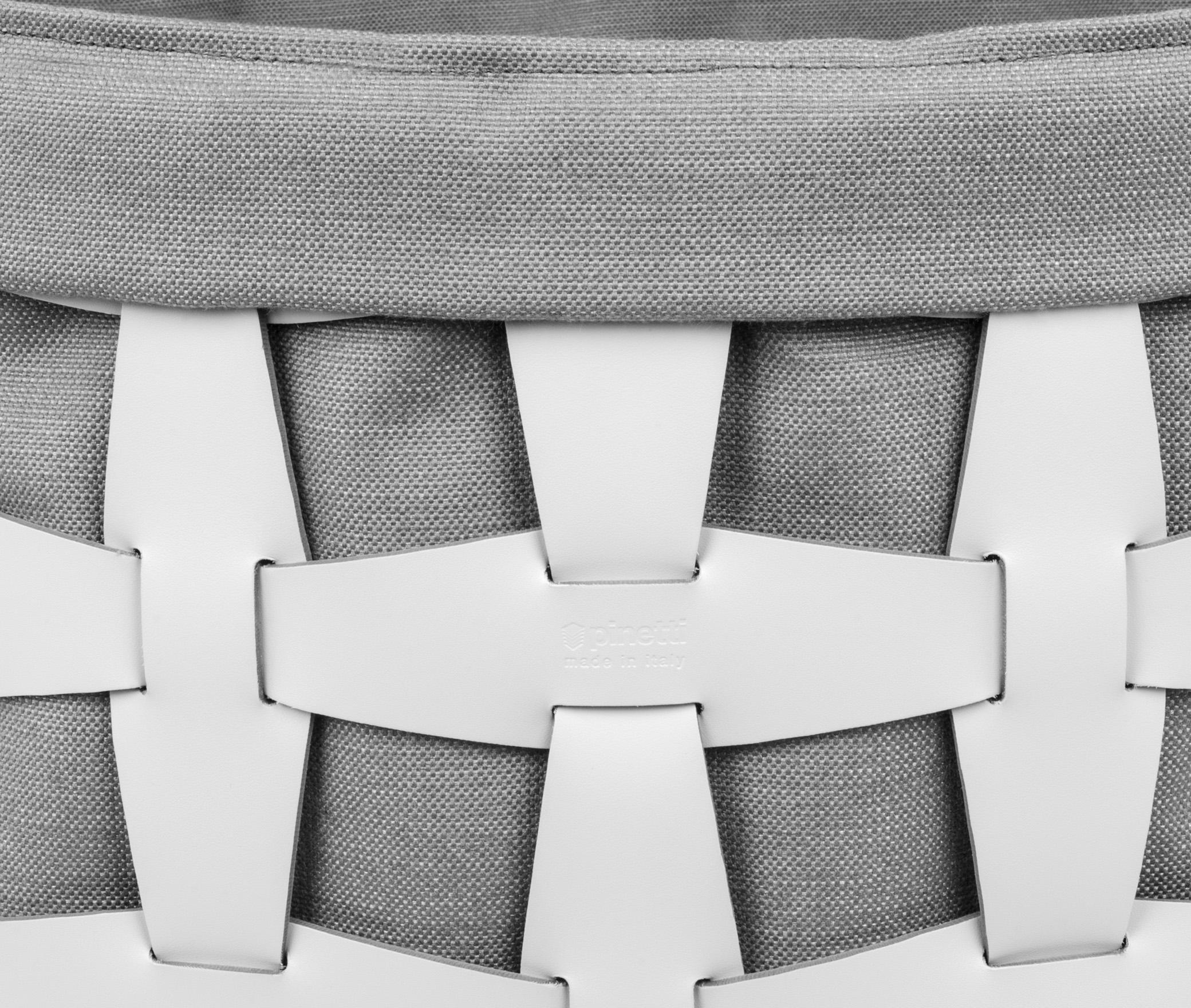 Moderne Grand panier en cuir à crochets du 21e siècle pour serviettes avec tissu fabriqué à la main en Italie en vente
