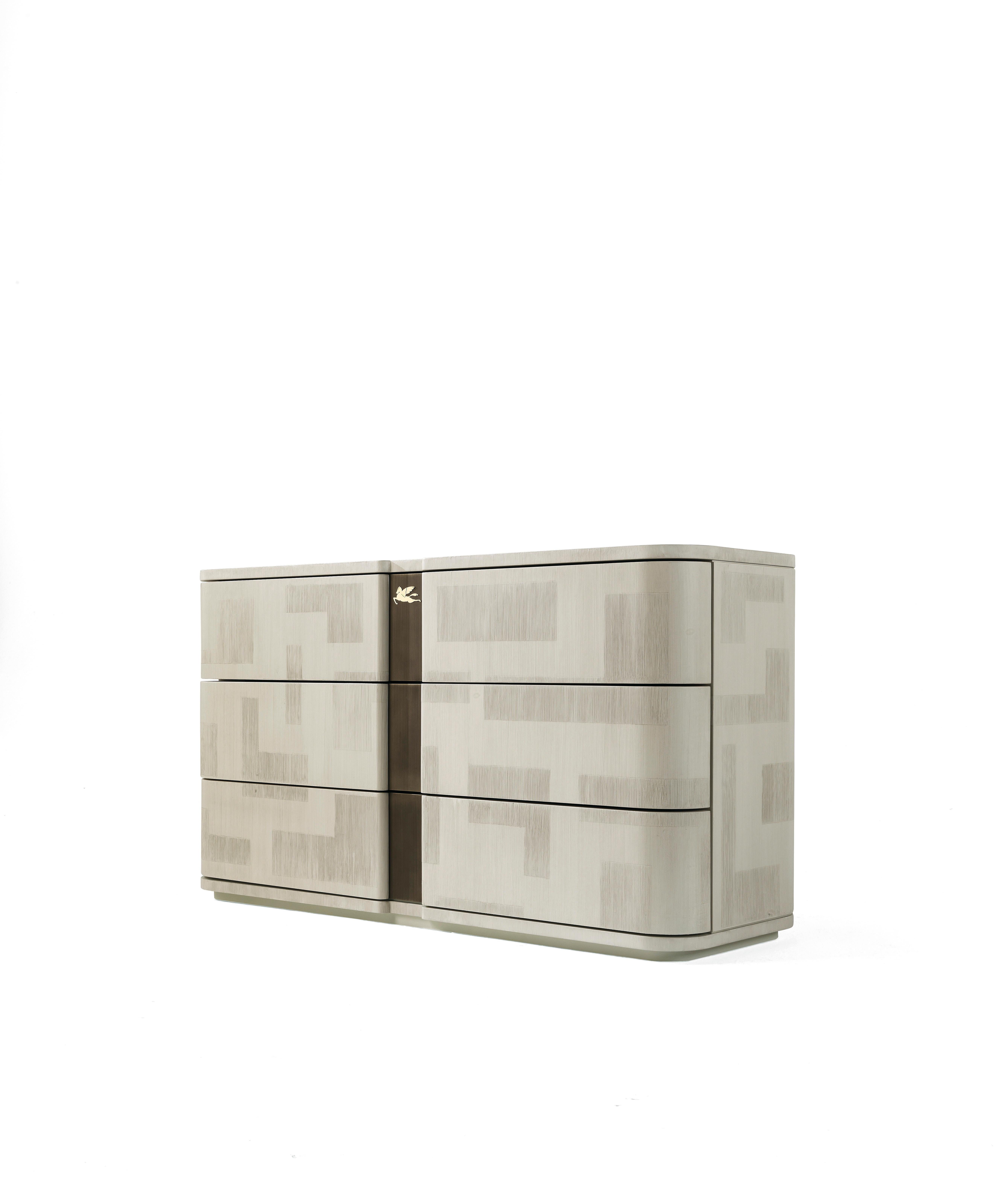 Functionality and elegance distinguish the drawer unit of the new Lasa line. The spatula finishing lacquered in a refined ivory tone characterizes the structure, top and front of the piece of furniture, enriched in the central part by the brushed