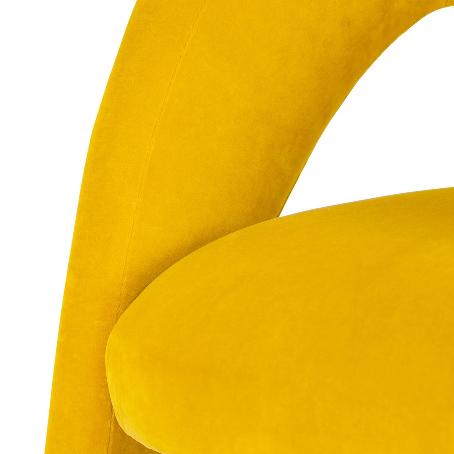 Portugais Chaises de salle à manger Laurence, velours jaune, fabriquées à la main au Portugal par Greenapple en vente