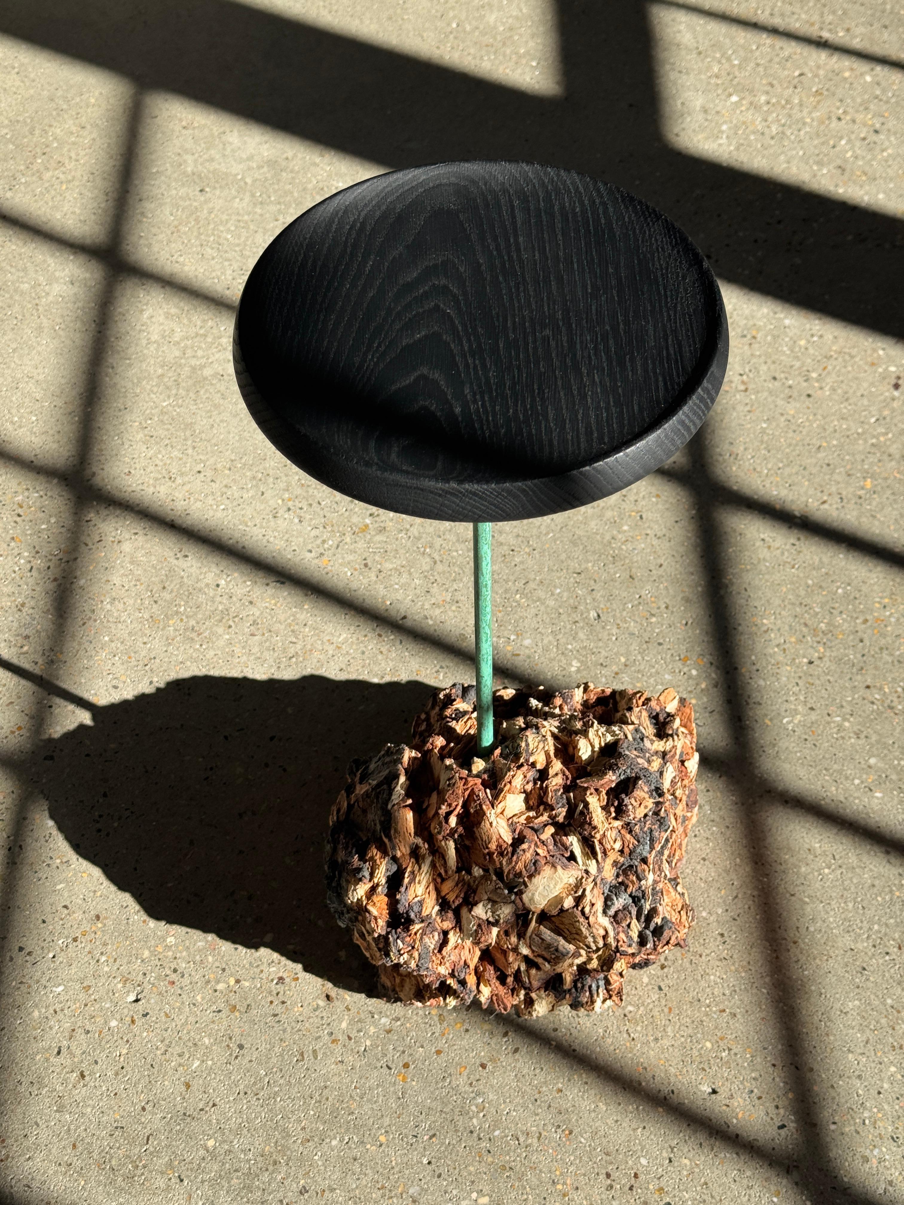 XXIe siècle et contemporain Table d'appoint 21e siècle à base de lave et plateau noir par Michael Javidi - sur commande en vente