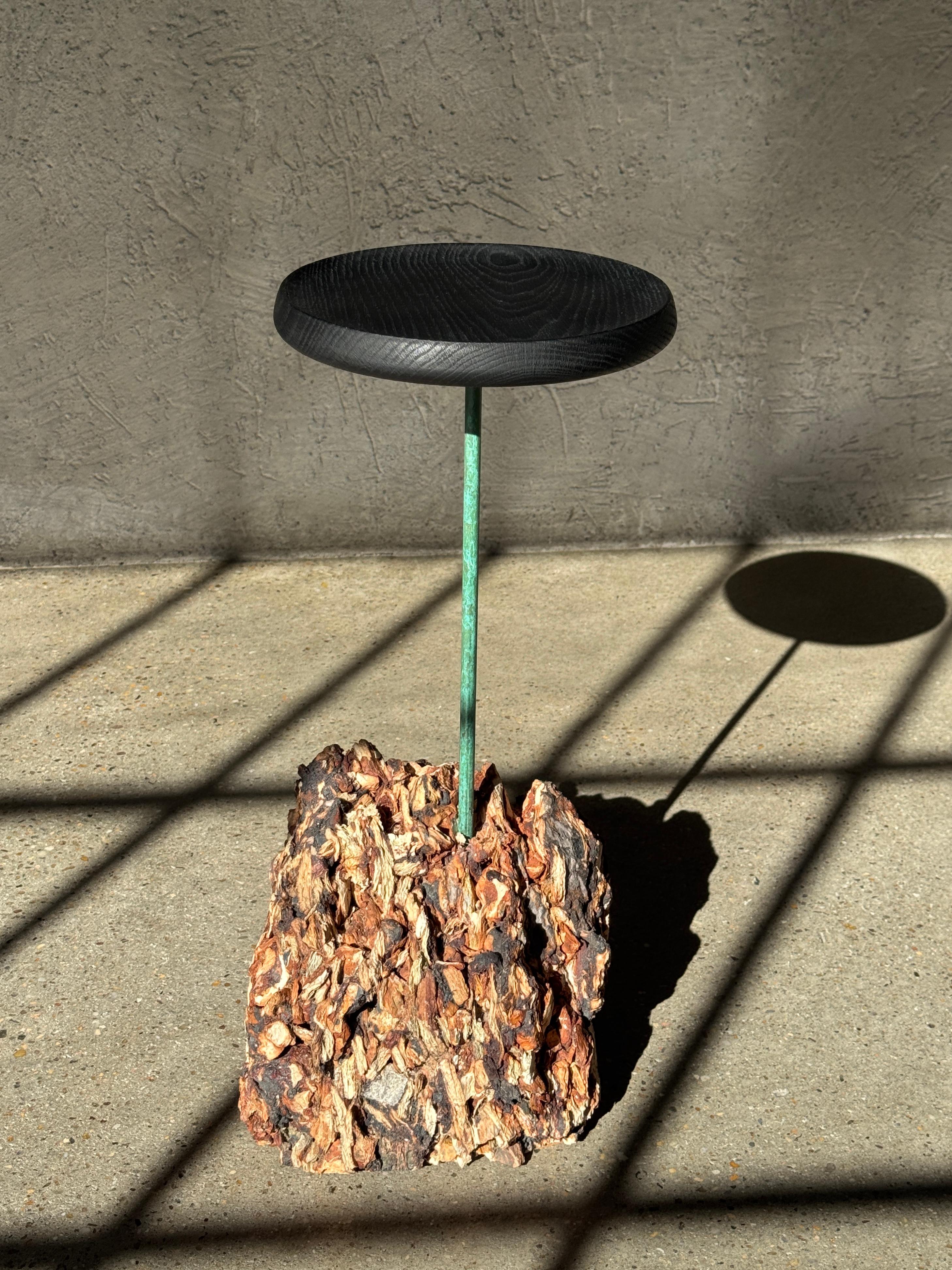 Table d'appoint 21e siècle à base de lave et plateau noir par Michael Javidi - sur commande en vente 3