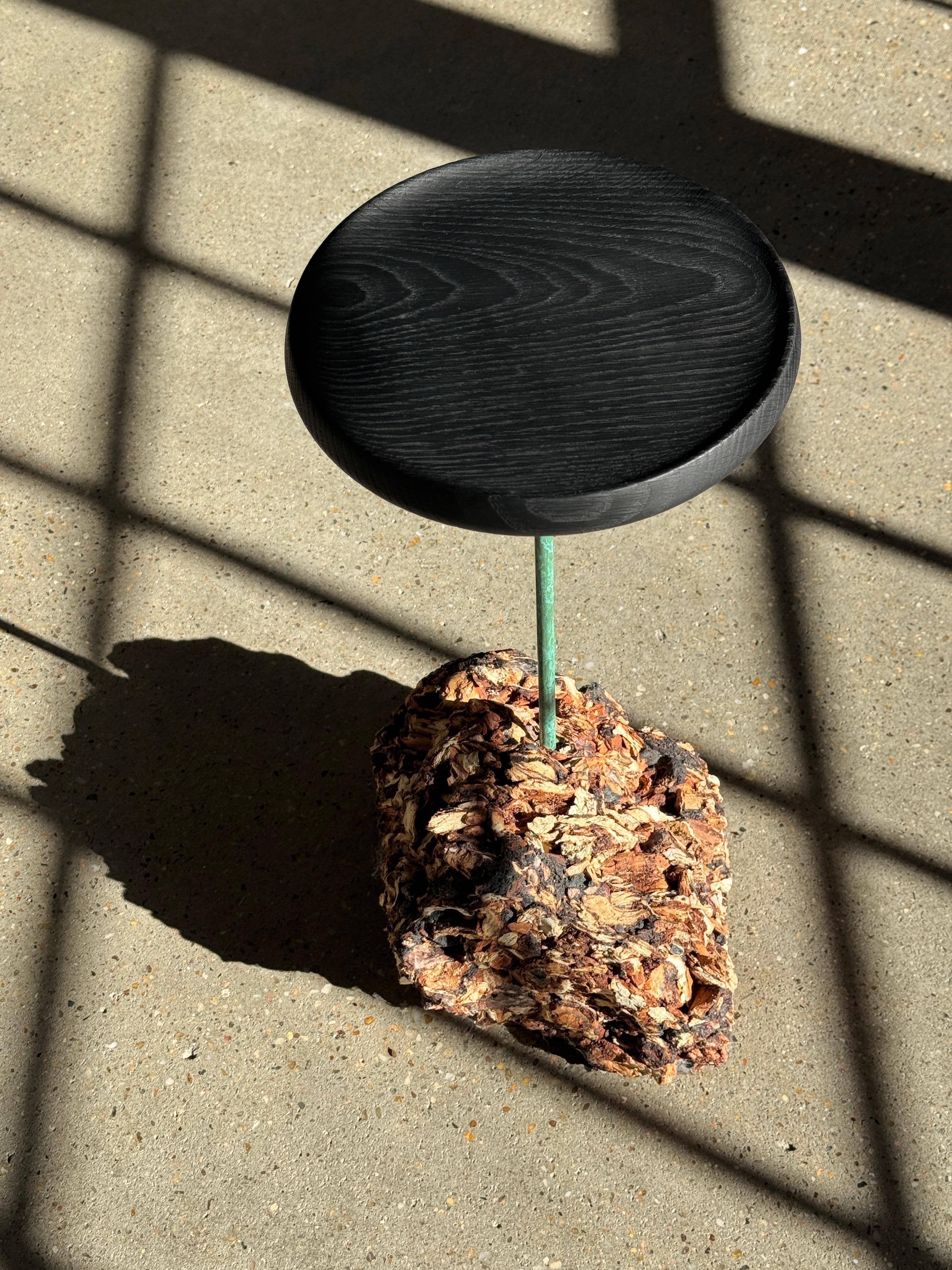 Américain Table d'appoint 21e siècle à base de lave et plateau noir par Michael Javidi - sur commande en vente