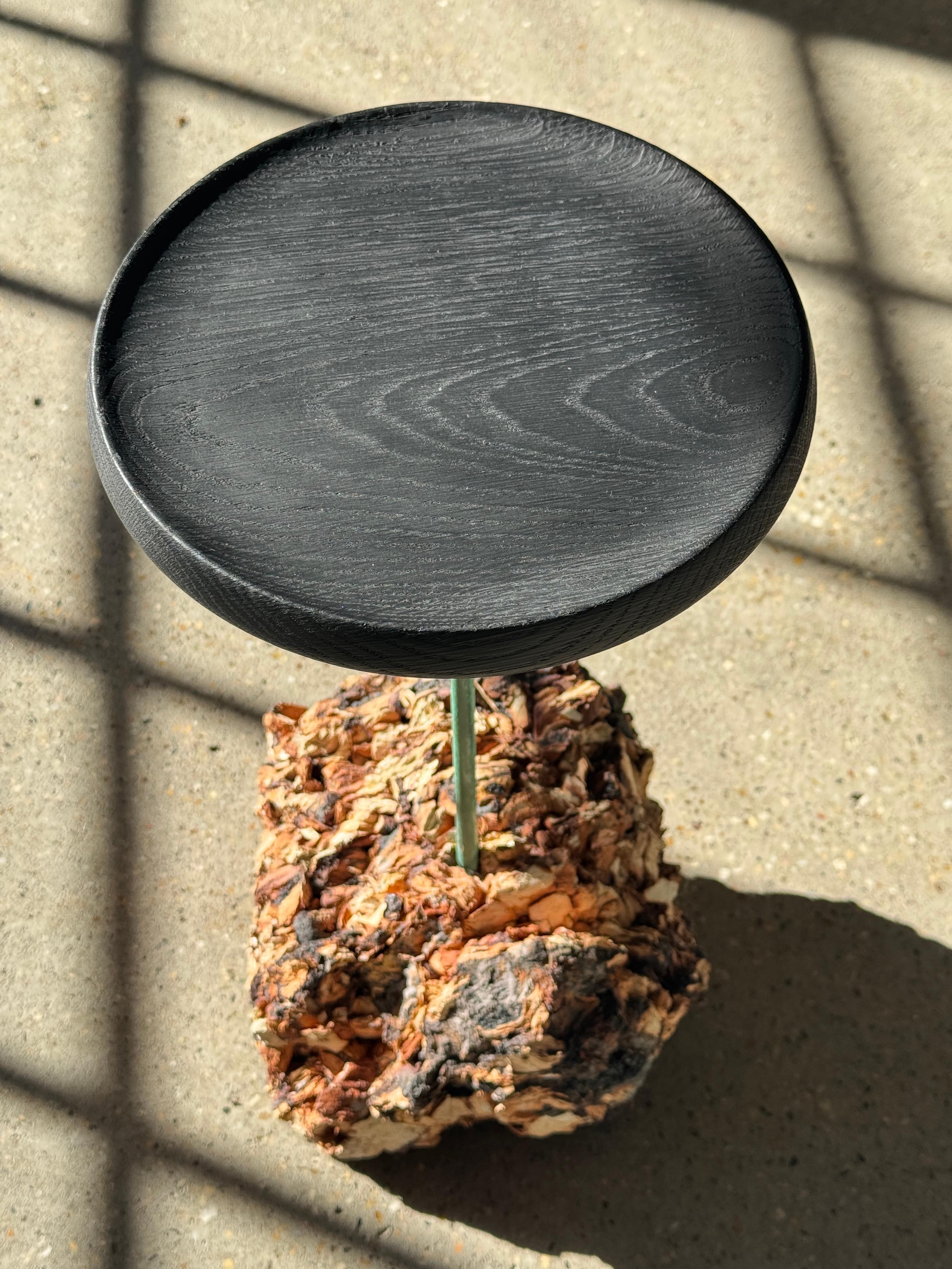 Table d'appoint 21e siècle à base de lave et plateau noir par Michael Javidi - sur commande en vente 11