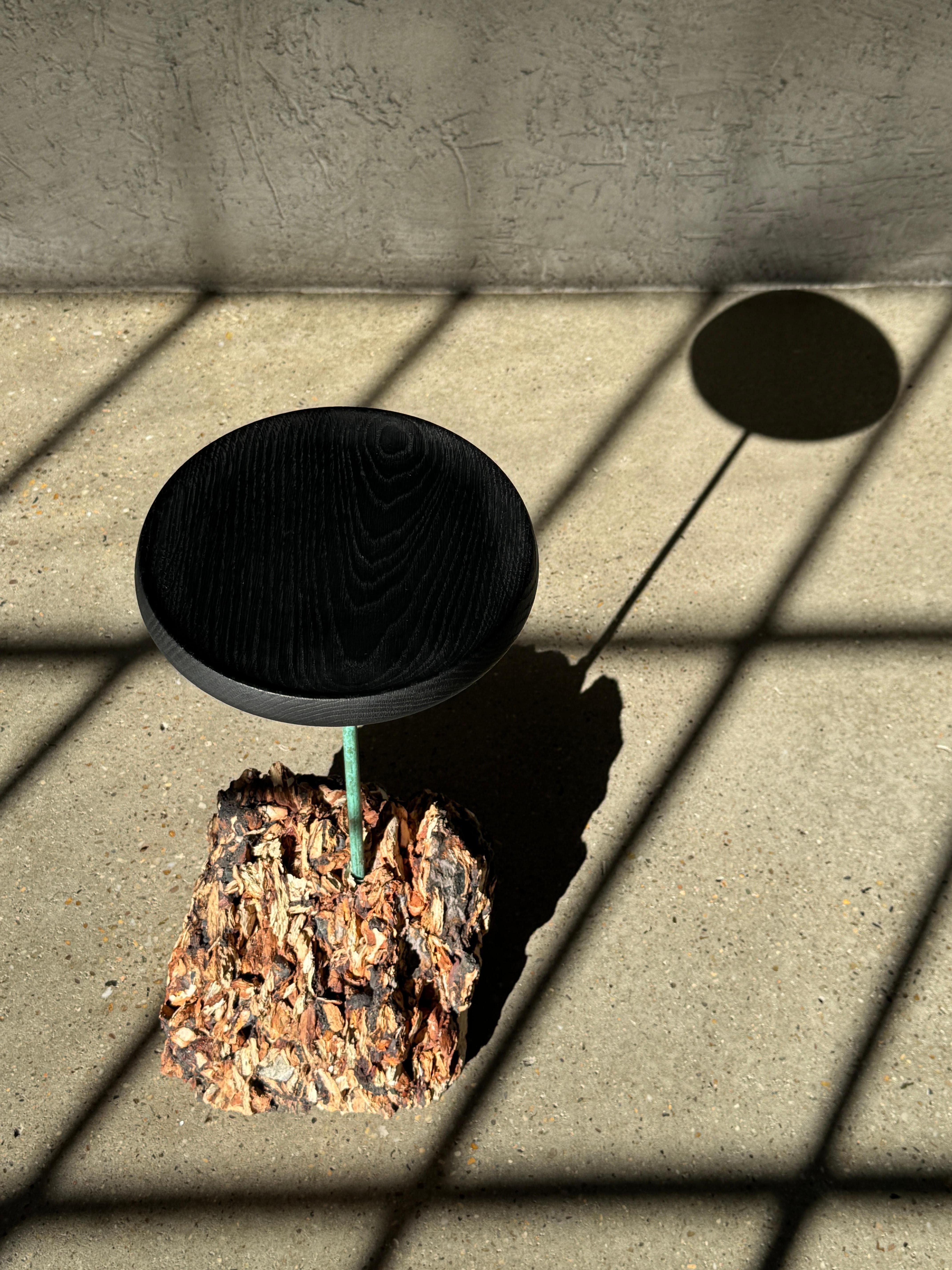 Table d'appoint 21e siècle à base de lave et plateau noir par Michael Javidi - sur commande en vente 2