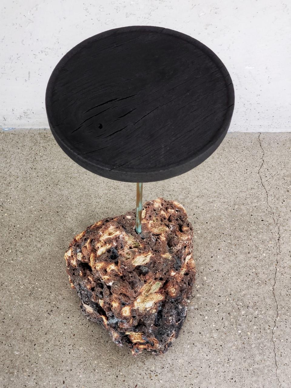 Organique Table d'appoint 21e siècle à base de lave et plateau noir par Michael Javidi - sur commande en vente