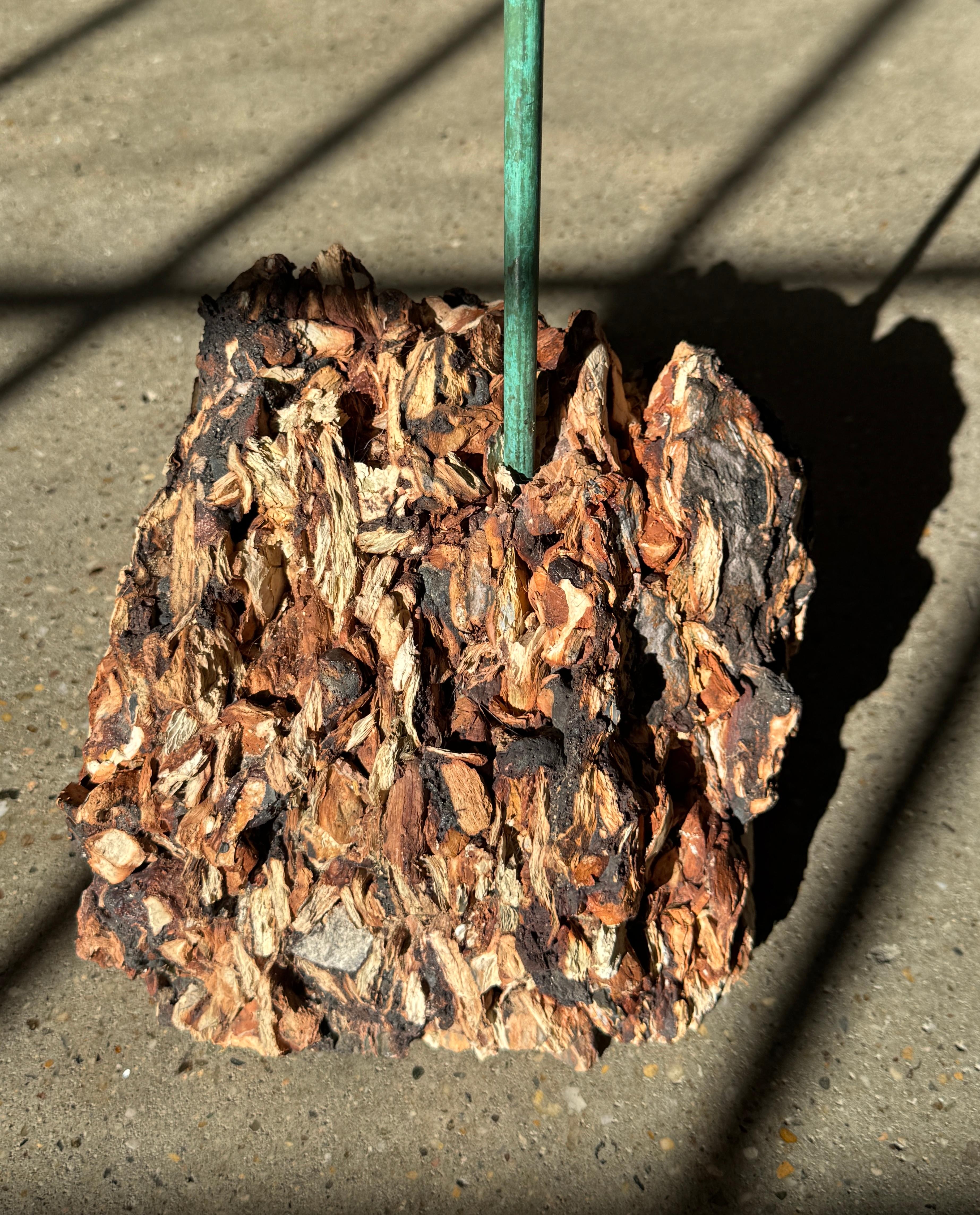 Table d'appoint 21e siècle à base de lave et plateau noir par Michael Javidi - sur commande en vente 4