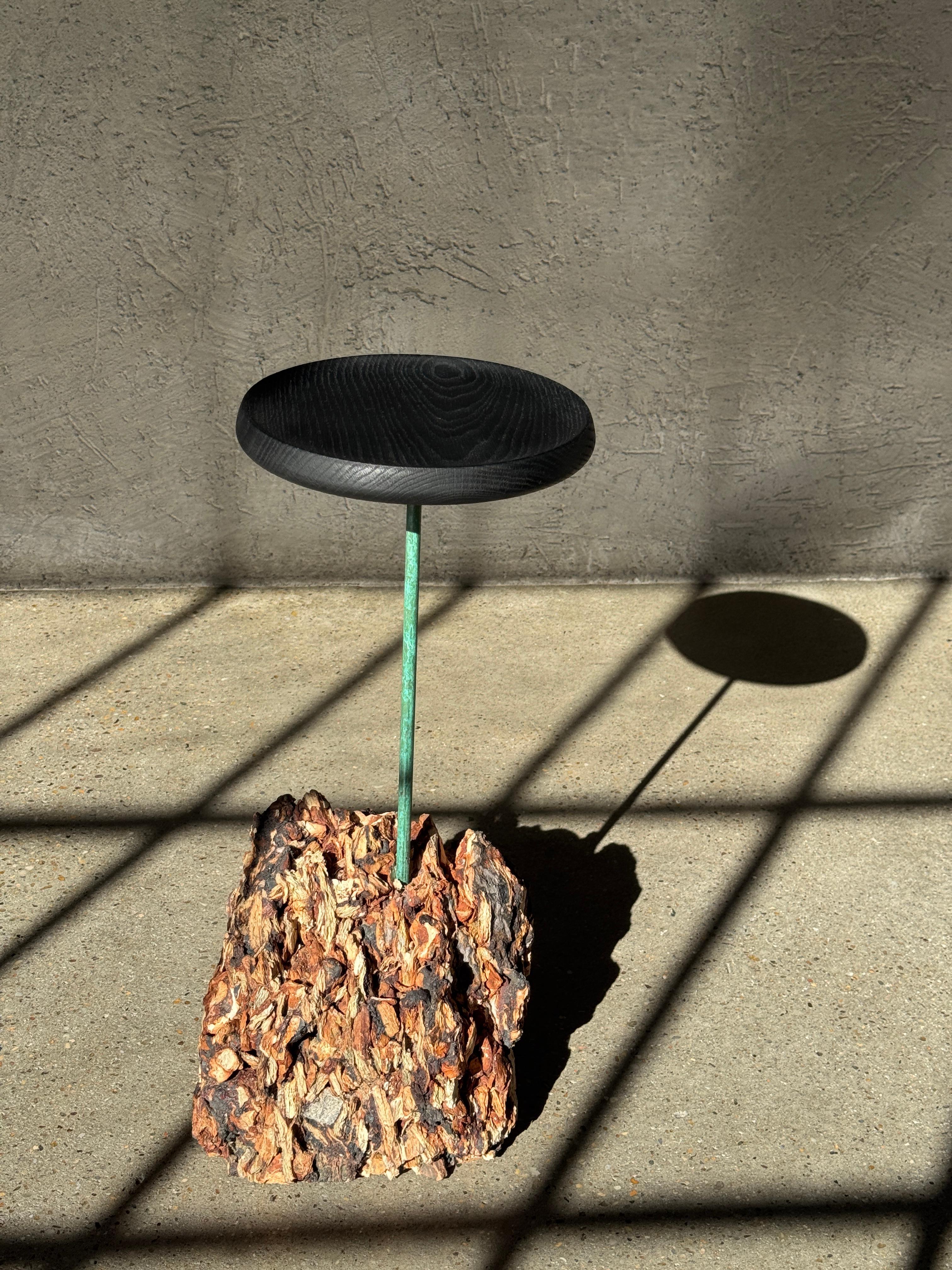 Table d'appoint avec plateau noir et base Lava par le designer et fabricant de meubles Michael Javidi. Comme le montrent les photos, il est disponible dès maintenant. 

Fabriqué sur commande : 
- Toutes les bases/roches sont uniques. Chacun d'entre