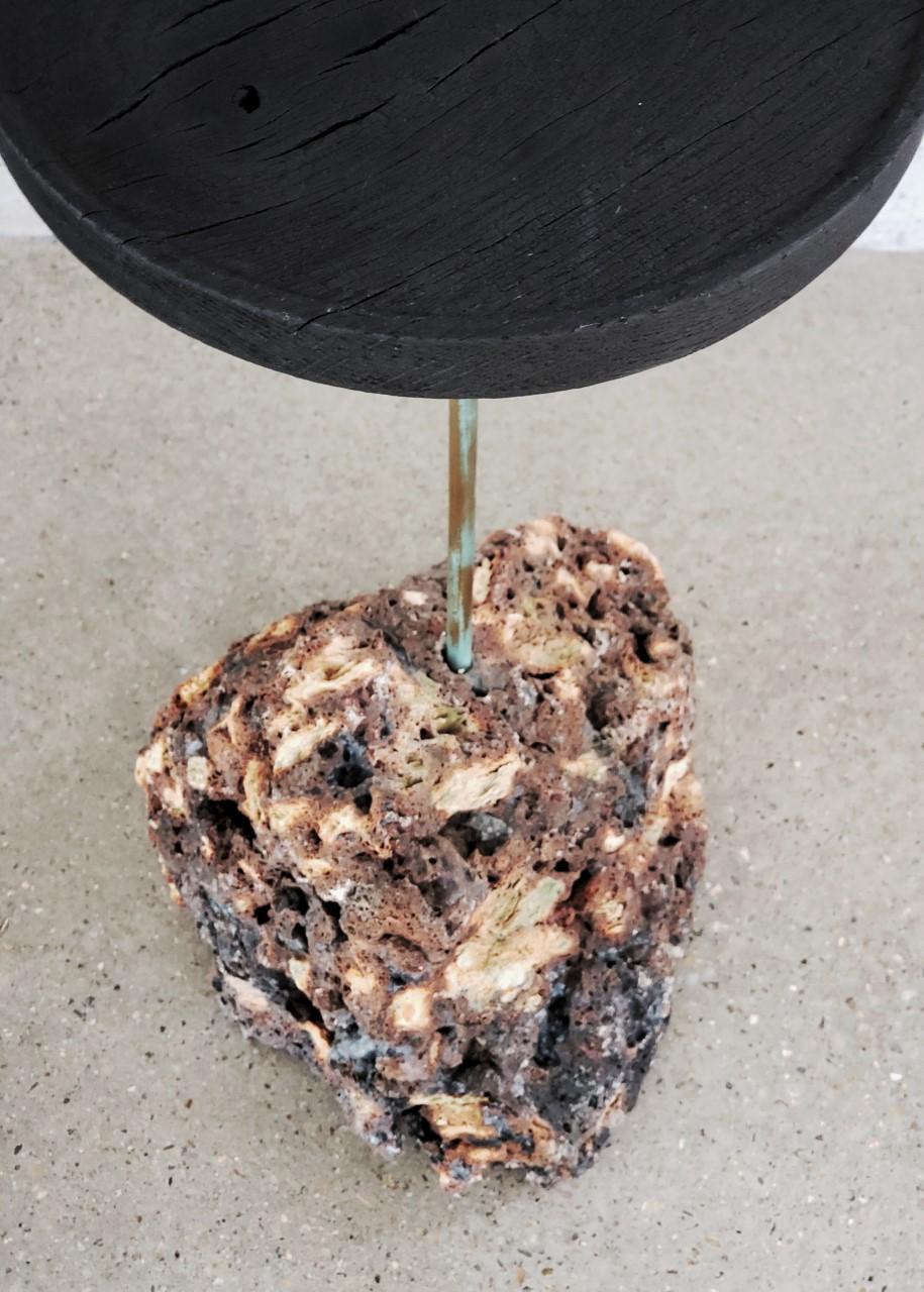 Table d'appoint 21e siècle à base de lave et plateau noir par Michael Javidi - sur commande Neuf - En vente à Chicago, IL