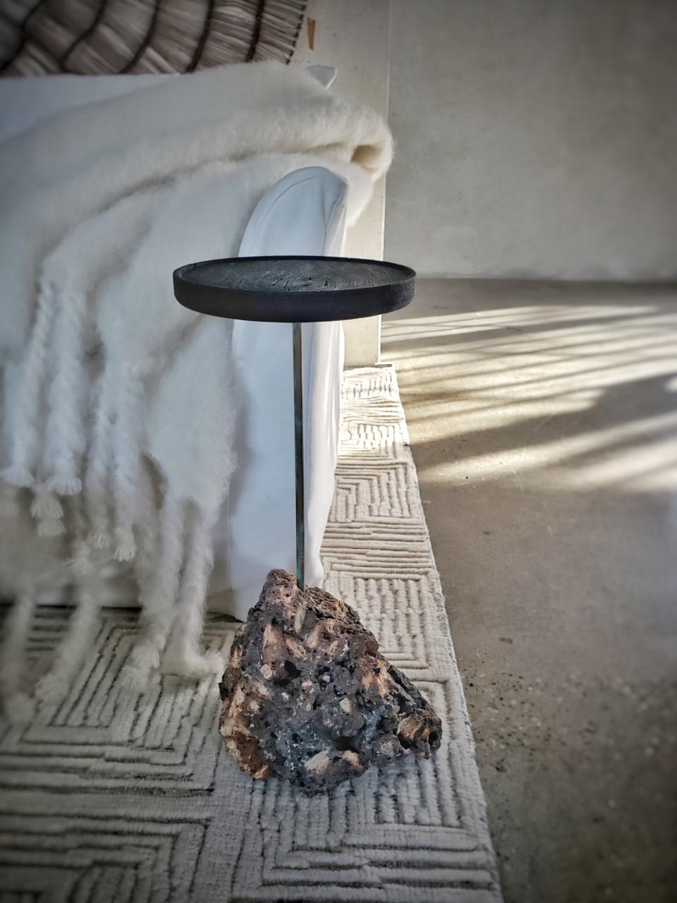 XXIe siècle et contemporain Table d'appoint 21e siècle à base de lave et plateau noir par Michael Javidi - sur commande en vente