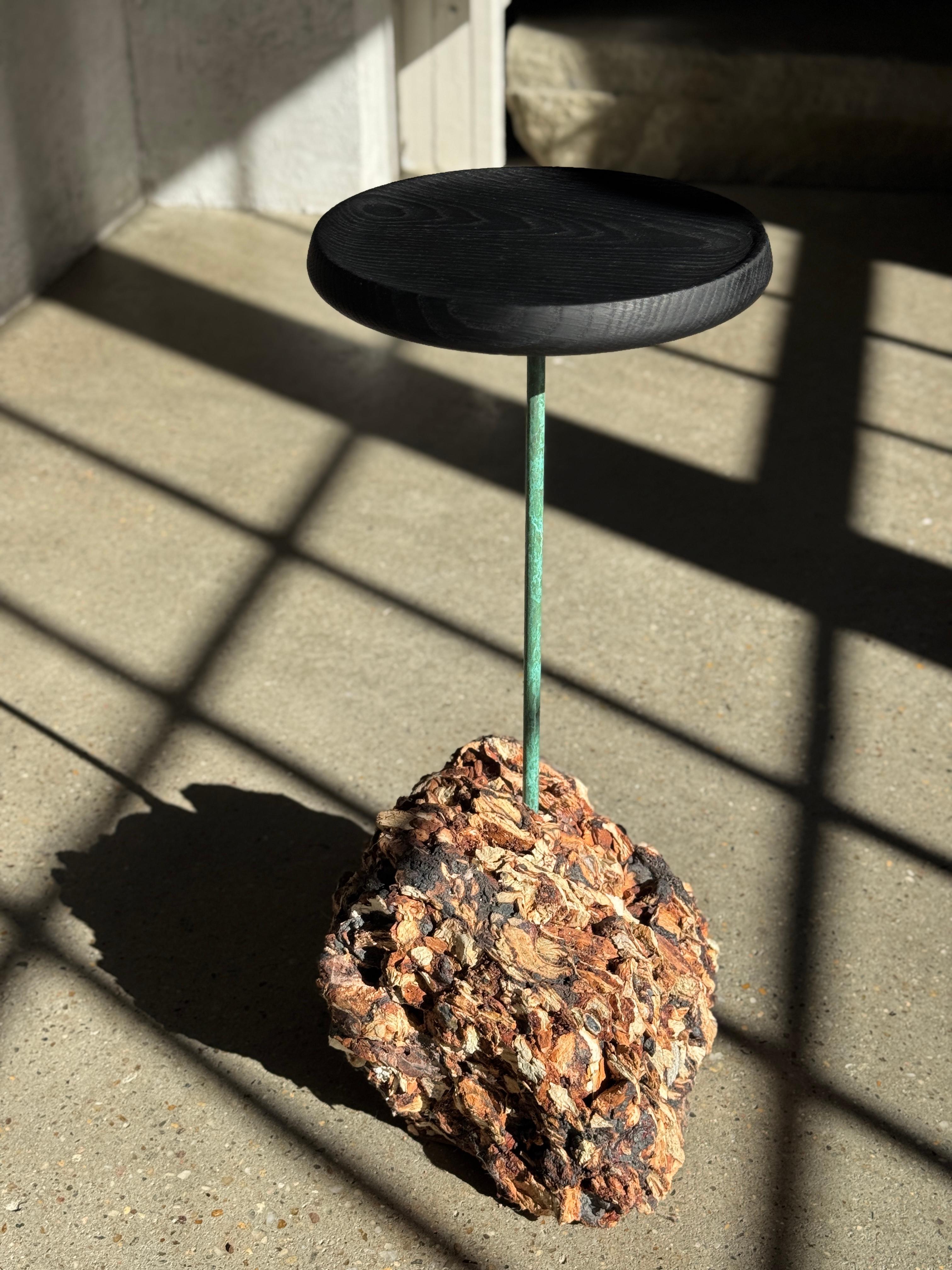 Ébénisé Table d'appoint 21e siècle à base de lave et plateau noir par Michael Javidi - sur commande en vente