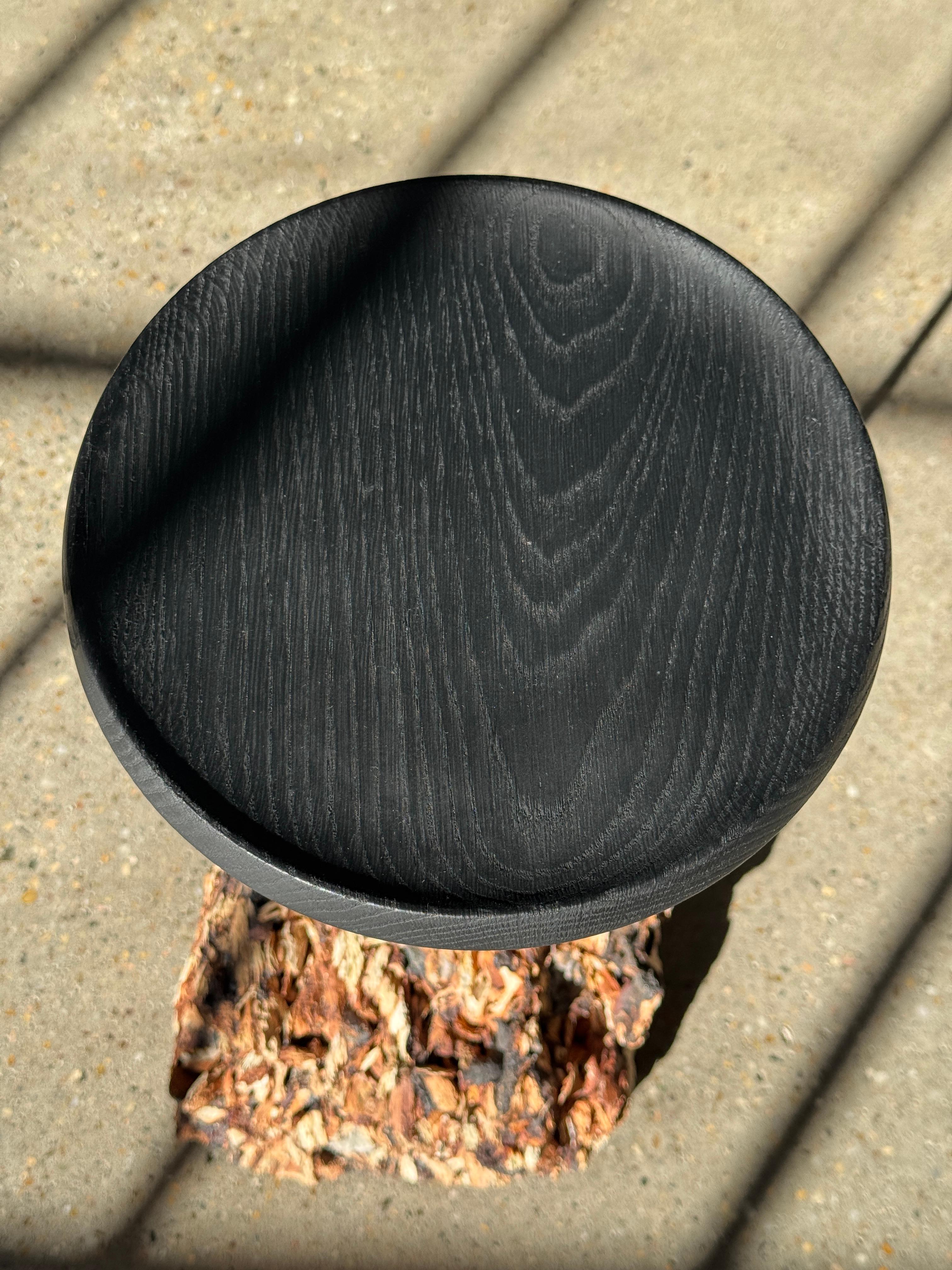 Table d'appoint 21e siècle à base de lave et plateau noir par Michael Javidi - sur commande en vente 10