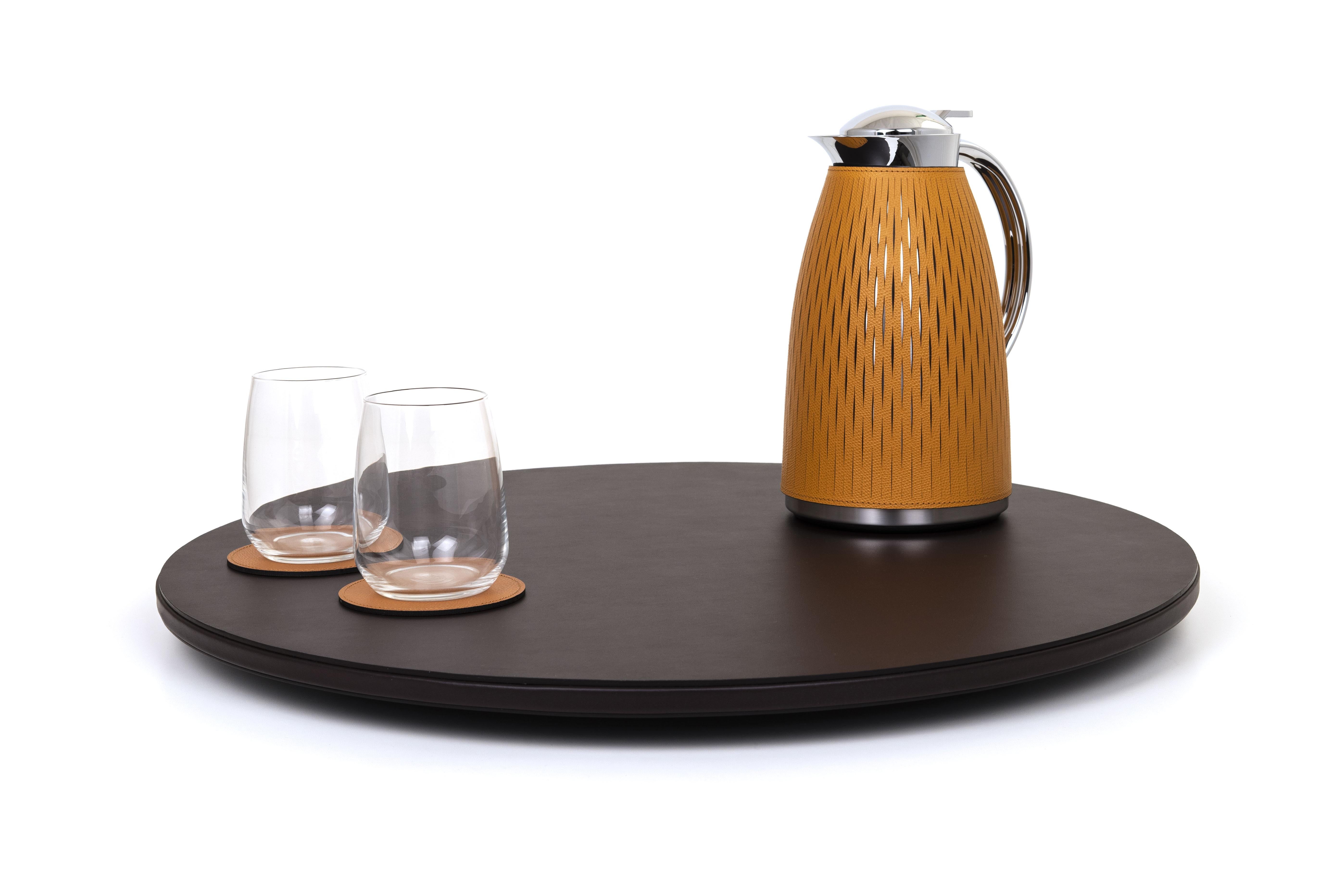 Practical and functional.

Lazy Susan is the revolving tray entirely made with real calf leather. Available in two different sizes is ideal as a centerpiece for happy hours and parties with friends. Do not hesitate to contact us for further color