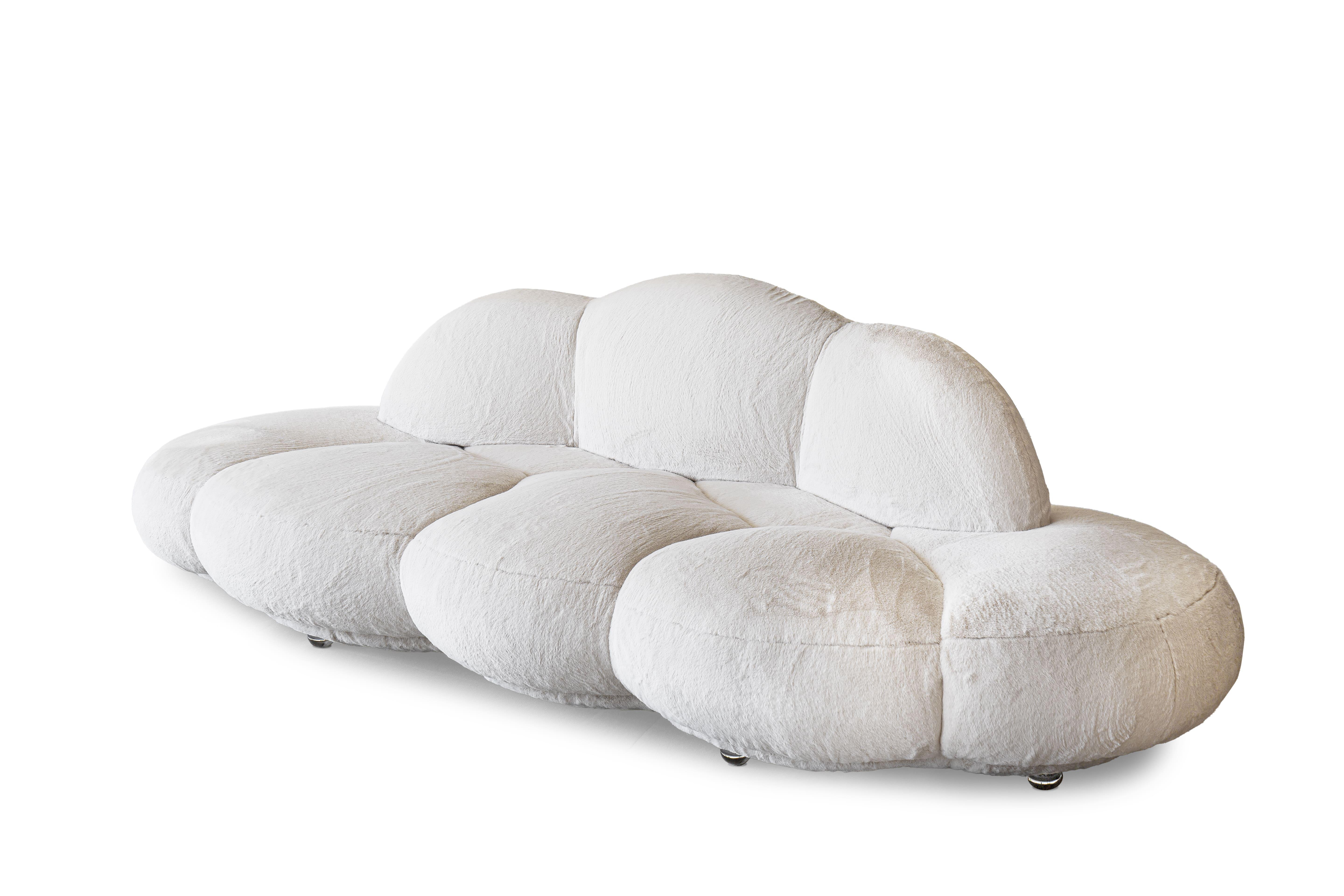 Assise et dossier avec structure en bois multicouche et stellaire.
Rembourrage de l'assise et du dossier en mousse de polyuréthane de différentes couches recouvertes de tissu et de fibre synthétique pour un meilleur confort.
Ses lignes sont