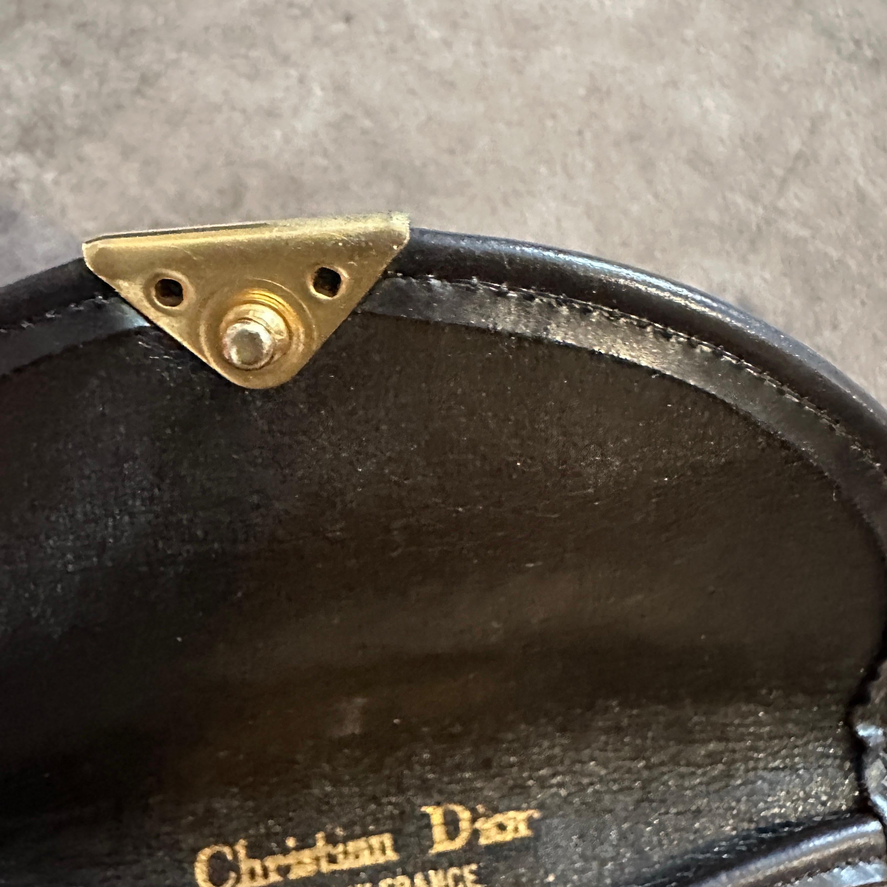 Este accesorio atemporal de Christian Dior es una pieza versátil y chic, ideal para llevar el móvil, el smartphone o unas gafas de sol o de vista. Está confeccionado en la emblemática lona Dior Oblique, con el característico monograma marrón y beige