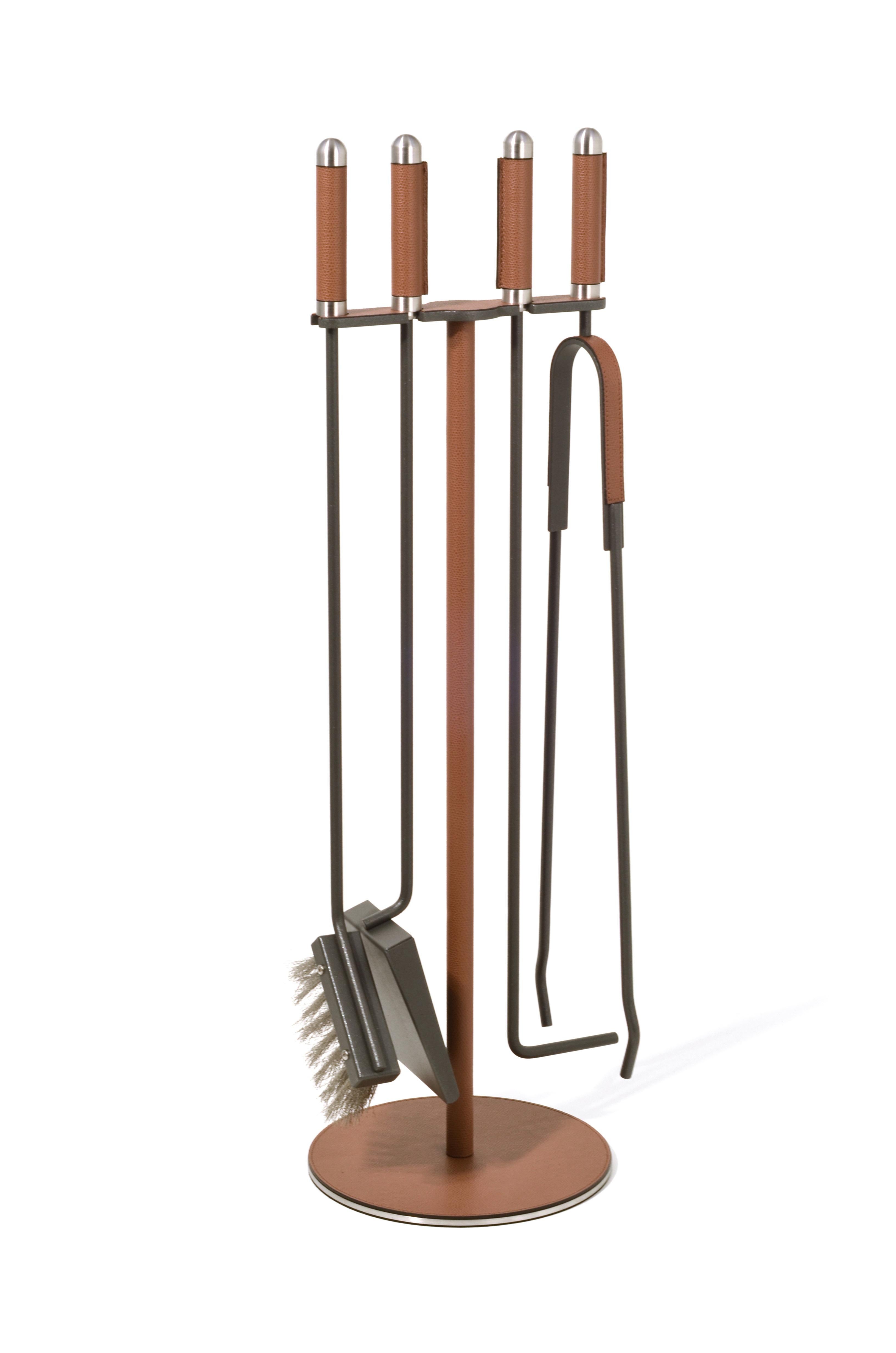 Pinetti’s first-class leather here used to carefully cover this superb fireplace set.

A full burnished steel set with broom, poker, tongs and shovel, entirely supported by a round base. Perfect for keeping the fire roaring and to add charm to