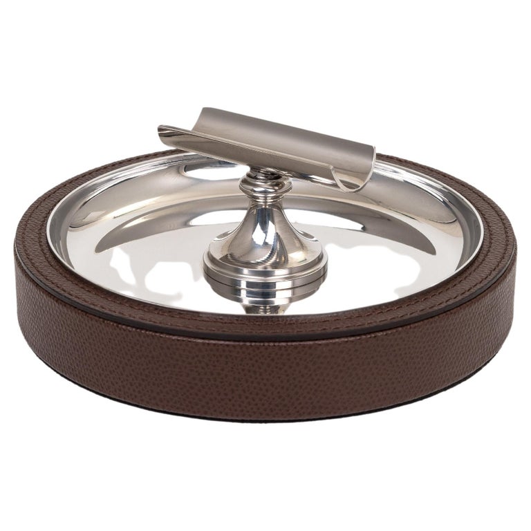 https://a.1stdibscdn.com/21st-century-leather-cigar-ashtray-handcrafted-in-italy-for-sale/f_59351/f_343954421684763084589/f_34395442_1684763085058_bg_processed.jpg?width=768