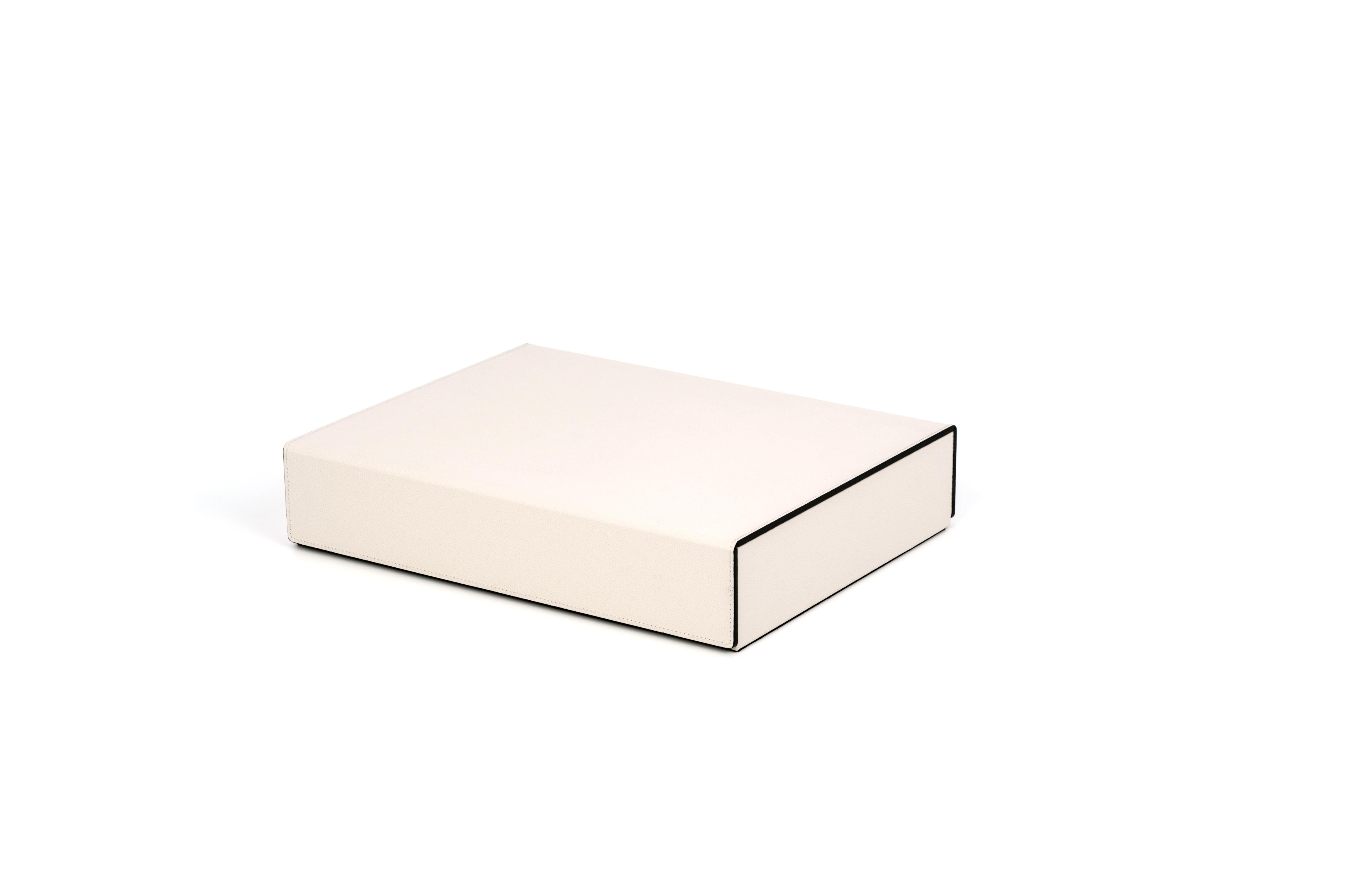 Combinando tradición y diseño moderno para ofrecer un inconfundible toque de lujo y elegancia.

Nuestra caja para gafas tiene una base de madera y espacio suficiente para guardar hasta ocho pares de gafas. Completamente forrada de piel de becerro,