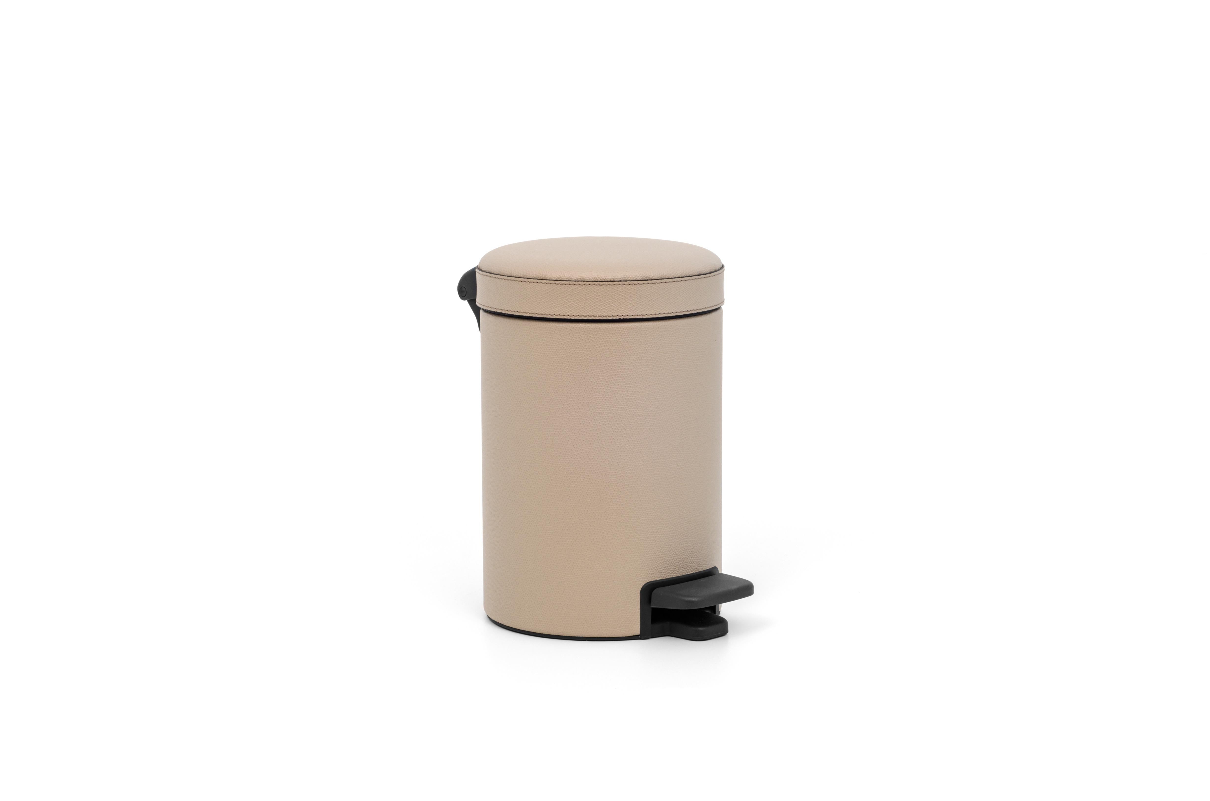 A chic and sleek aesthetic for our wastebasket with a black pedal. 

Available with a 3 and 5 liter capacity and a soft closing function that will avoid any loud noises. Finished in neutral tones leather to perfectly match with an array of