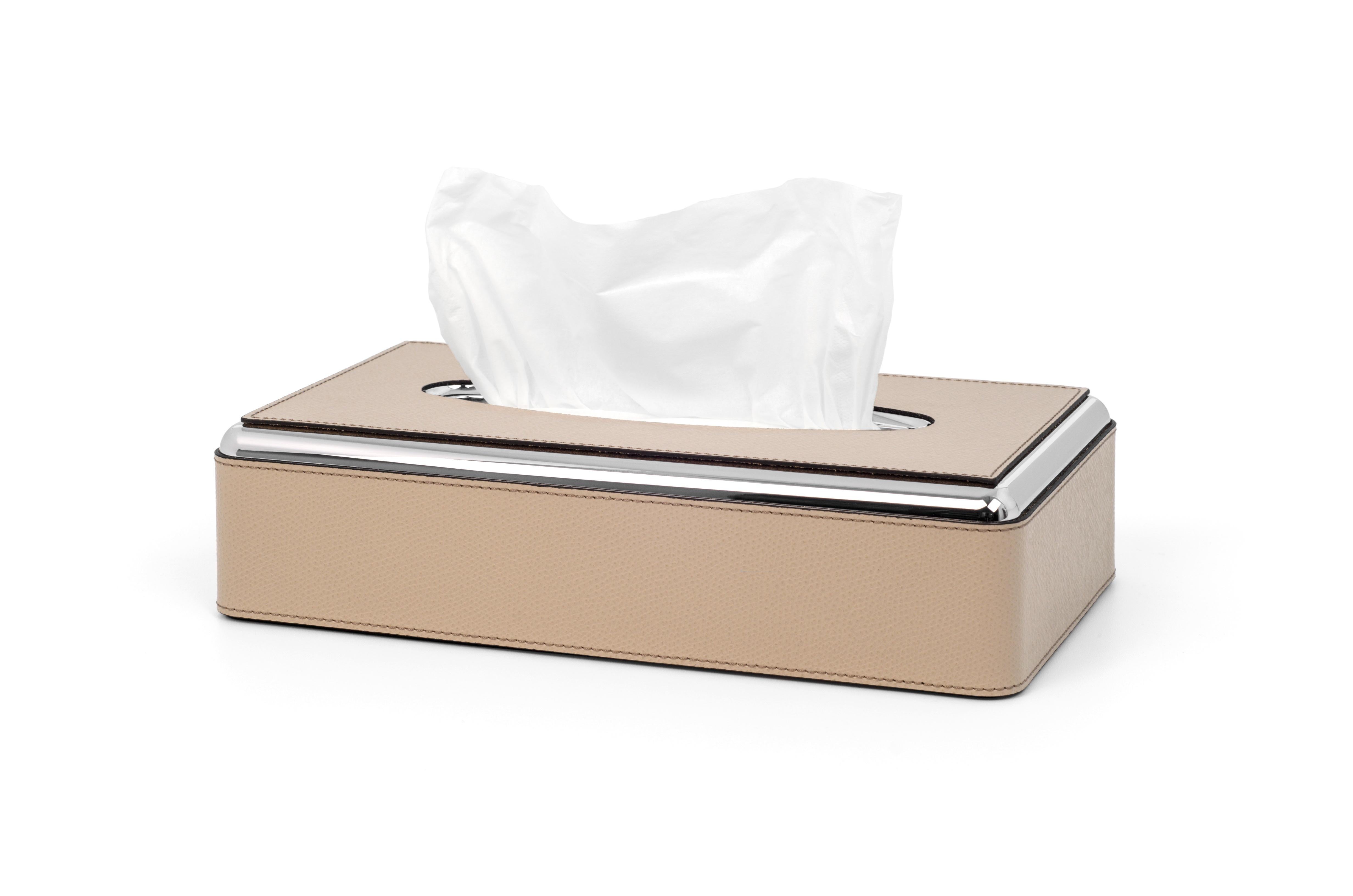 Maestría artesanal.

La caja rectangular para pañuelos Pinetti, fabricada en ABS con acabado cromado o dorado, está recubierta de auténtica piel impermeable y está disponible con acabado dorado o plateado. Ideal para una gran variedad de espacios,