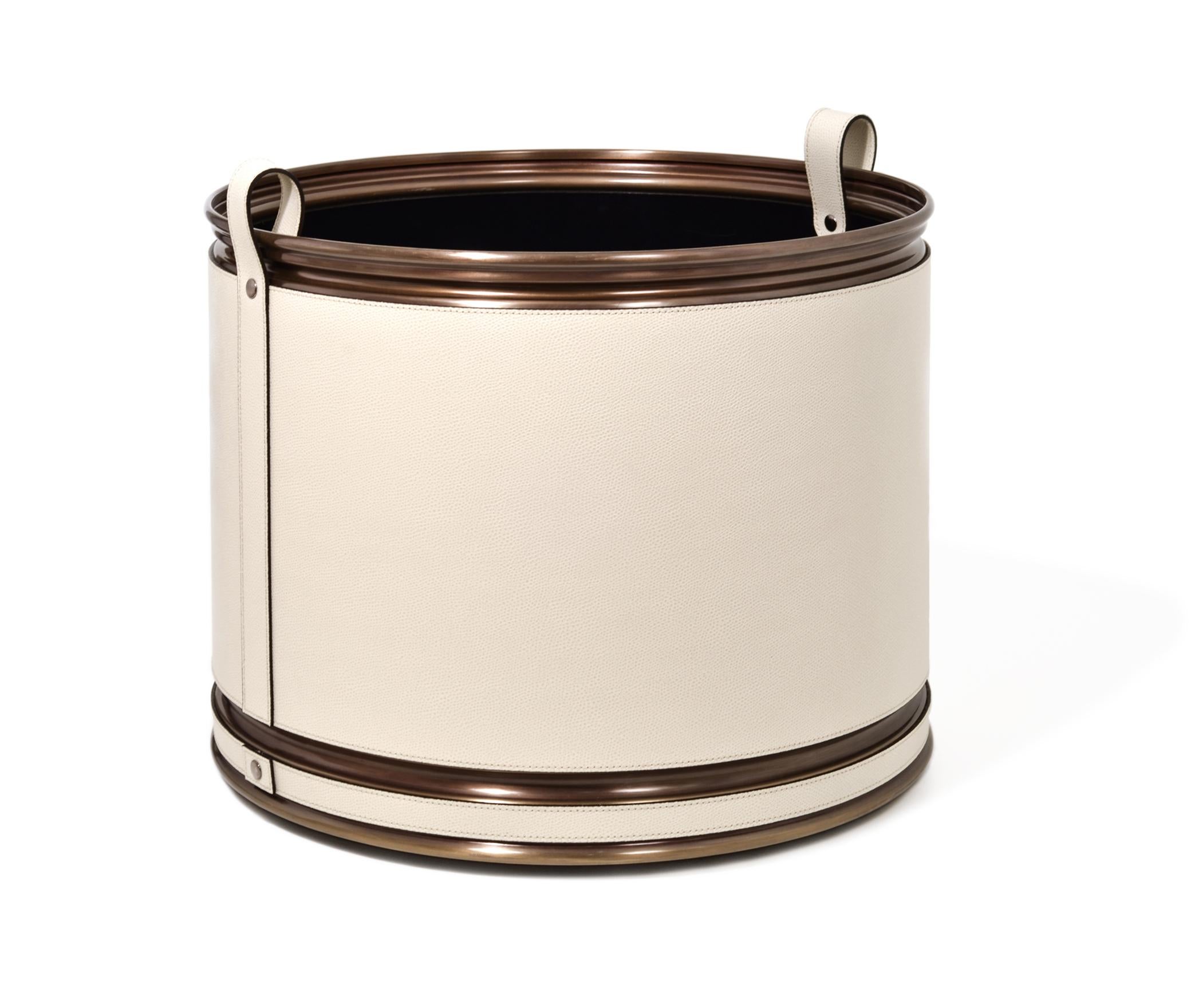 A royal allure for this gorgeous Cachepot.

A perfect balance between leather and brass, where the bright nuance of the leather harmonizes with the cachepot's edges. The two handles and the wheels to be easily moved around are the perfect final