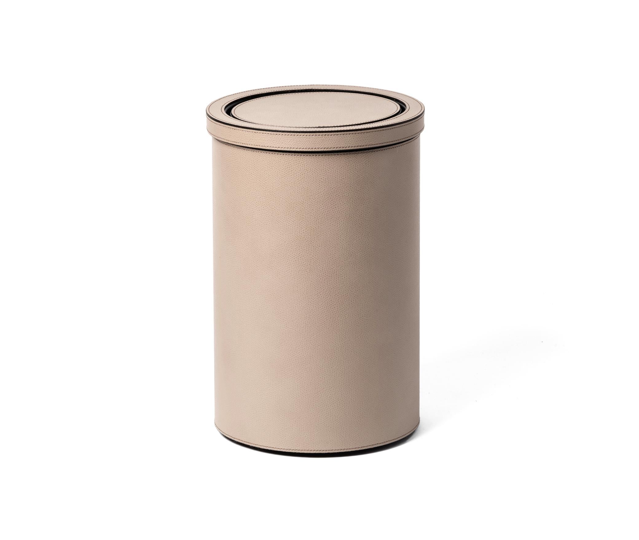 A cylindrical and contemporary silhouette with subtle detail.
Our round metal bin with tilting lid is perfectly sized for use in the bathroom.

More than 30 harmonious shades can be paired with our modern bathroom line to complete any decorating