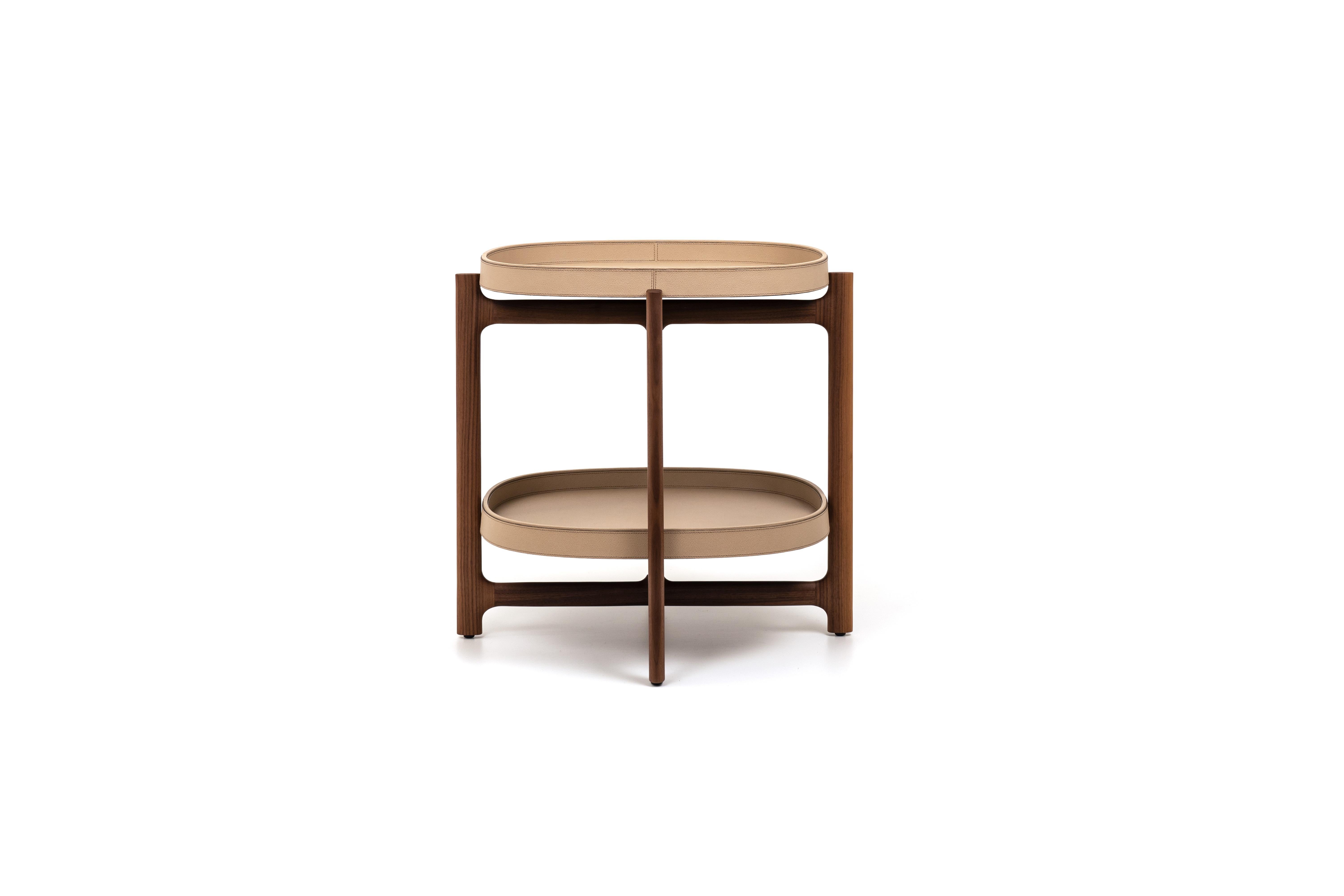Cette ligne de tables d'appoint est l'une des dernières collections de Pinetti. Les tables pliantes Chelsea sont fabriquées en bois de noyer et comportent 2 plateaux amovibles, en cuir italien exquis.  

Grâce à ses plateaux amovibles, qui peuvent