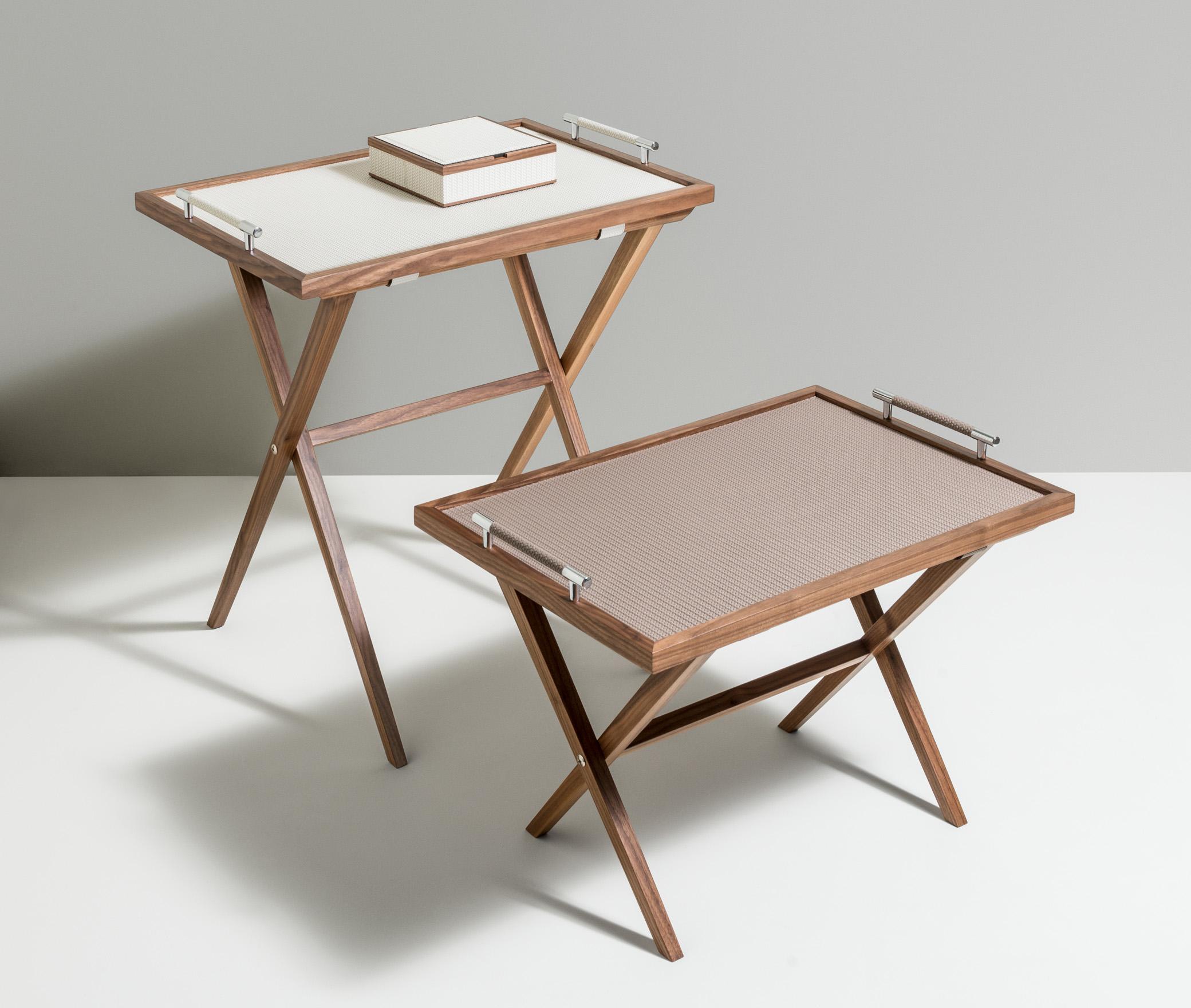 Moderne Table pliante Dedalo du 21e siècle en cuir et bois de noyer, crêpée à la main en Italie en vente