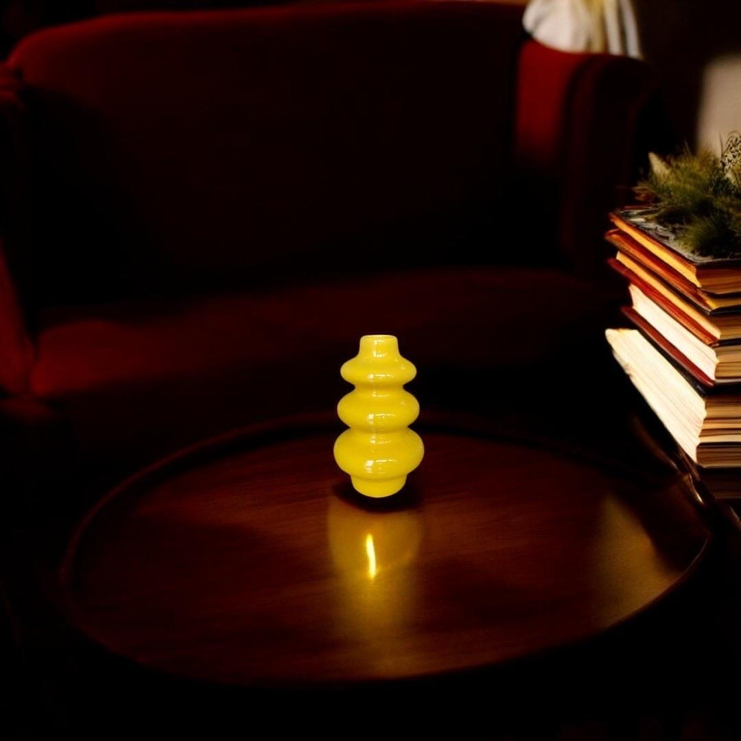 L'objet décoratif Lemon est un hommage radieux à la fraîcheur et à la vitalité. Inspiré par l'essence joyeuse d'une citronneraie éclairée par le soleil, ce vase incarne l'harmonie de la nature et de l'art. Compact mais saisissant, il apporte de la