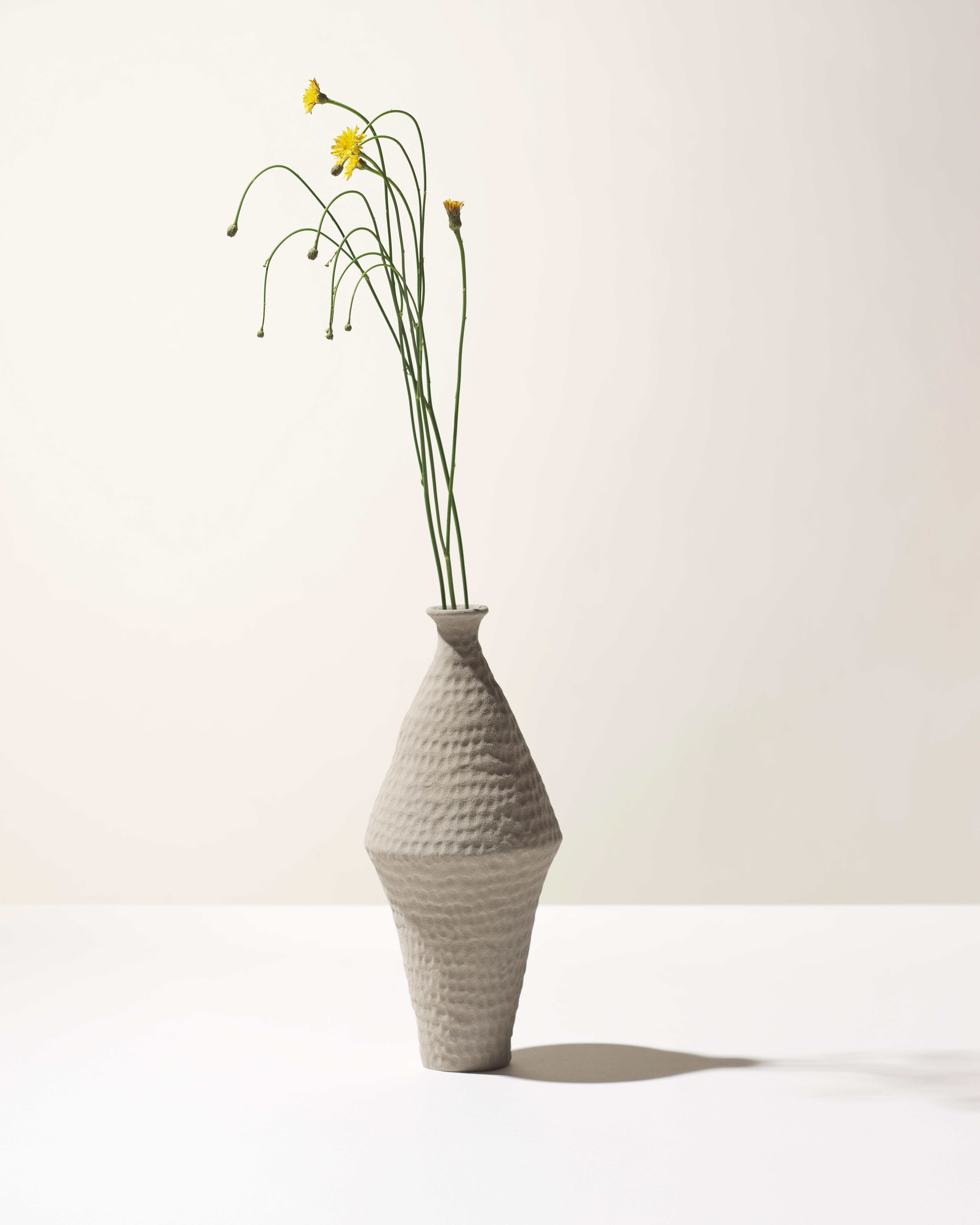 Diese in Italien hergestellte rautenförmige Vase in hellgrauer, matter Farbe wurde von Andrea Anastasio in der historischen Bottega Cercamica Gatti 1928 in Faenza, Italien, entworfen, die sich auf die Herstellung von Keramikkunst spezialisiert hat