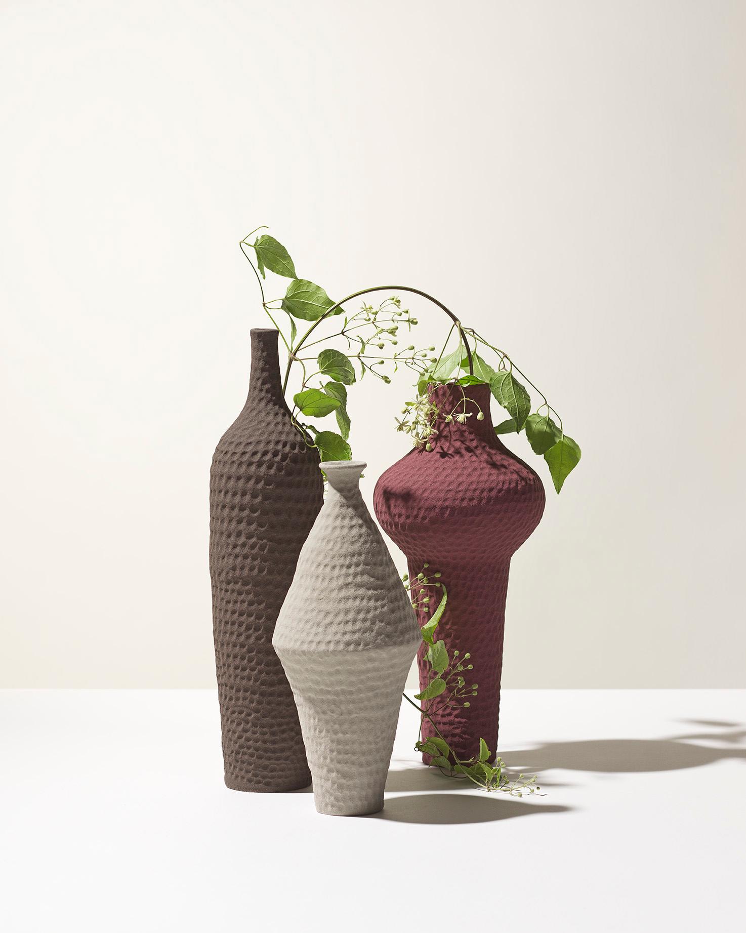 Italiano Vaso grigio chiaro opaco del XXI secolo di Ceramica Gatti, designer A. Anastasio in vendita
