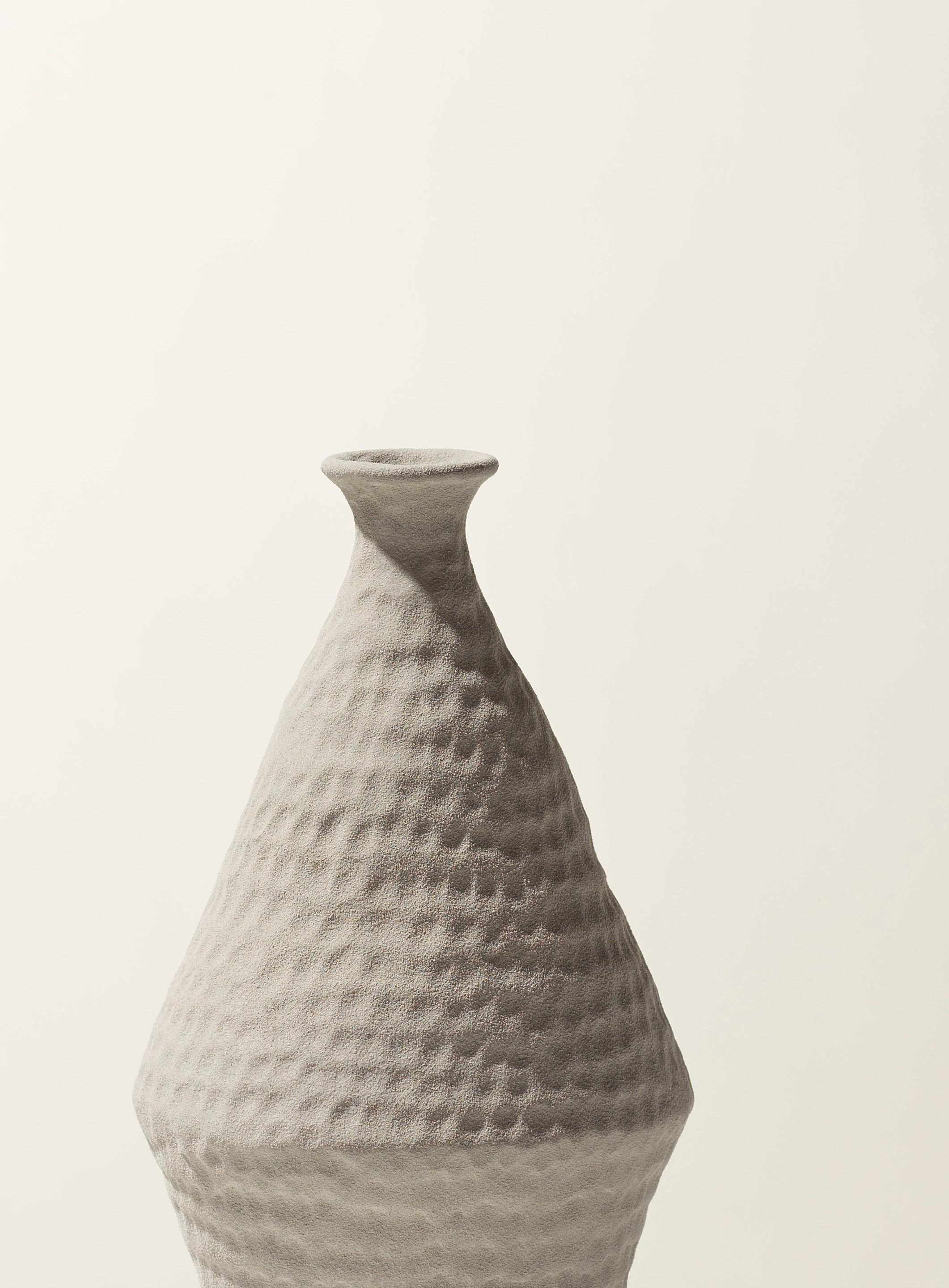 Vaso grigio chiaro opaco del XXI secolo di Ceramica Gatti, designer A. Anastasio In condizioni Nuovo in vendita a Faenza, IT