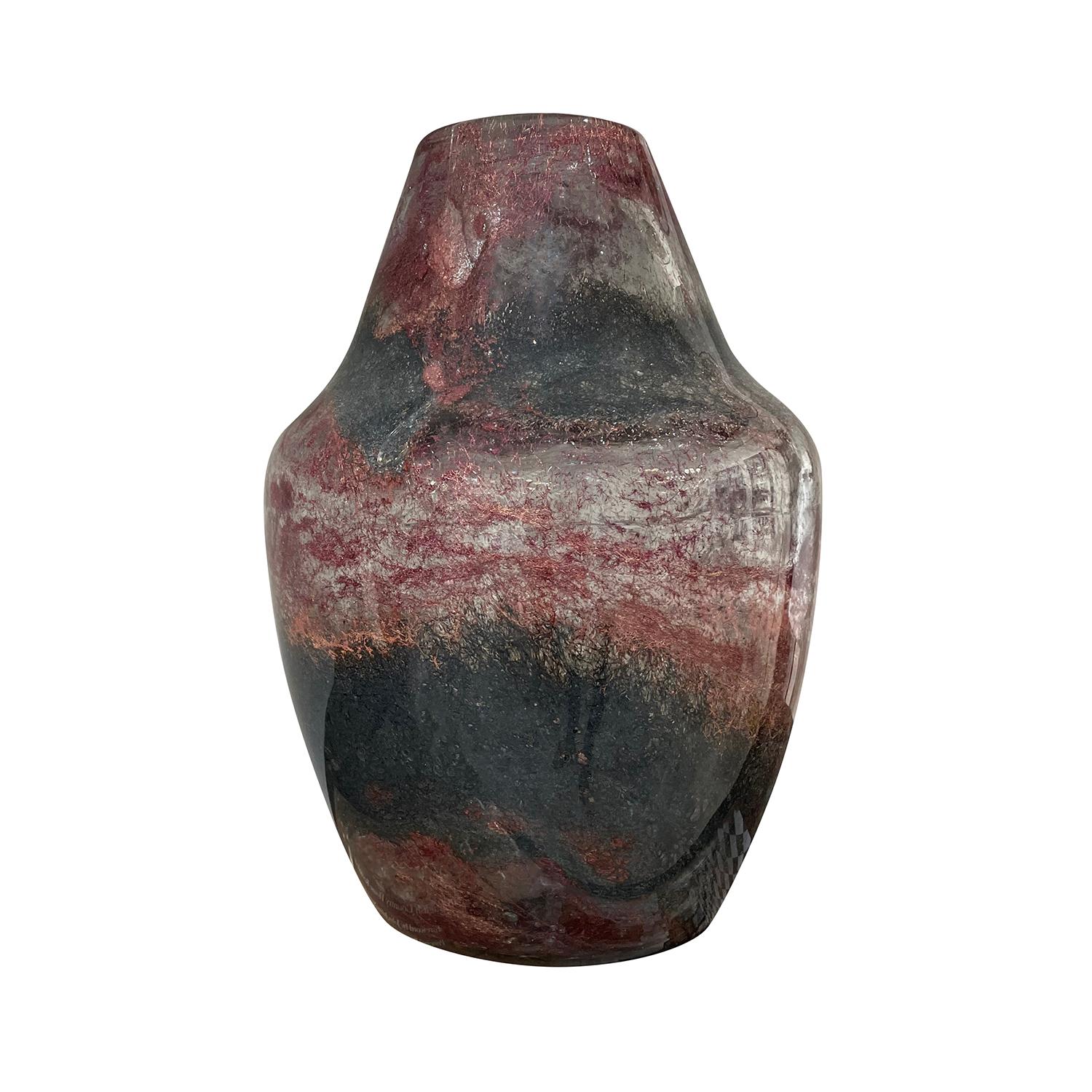 Un vaso singolo italiano moderno in vetro di Murano soffiato a mano, progettato e prodotto dallo Studio Salvadore in buone condizioni. Il pezzo d'arredamento è impreziosito da una dettagliata opera d'arte in vetro. Usura coerente con l'età e l'uso.