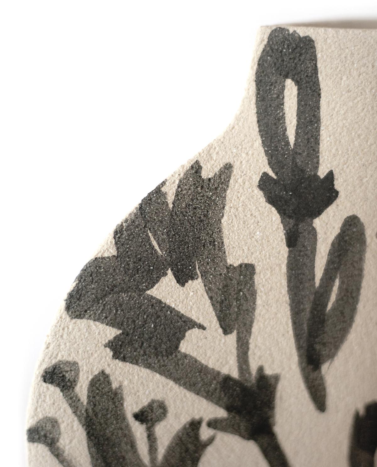 Européen Vase Lilies du 21e siècle en céramique blanche, fabriqué à la main en France en vente