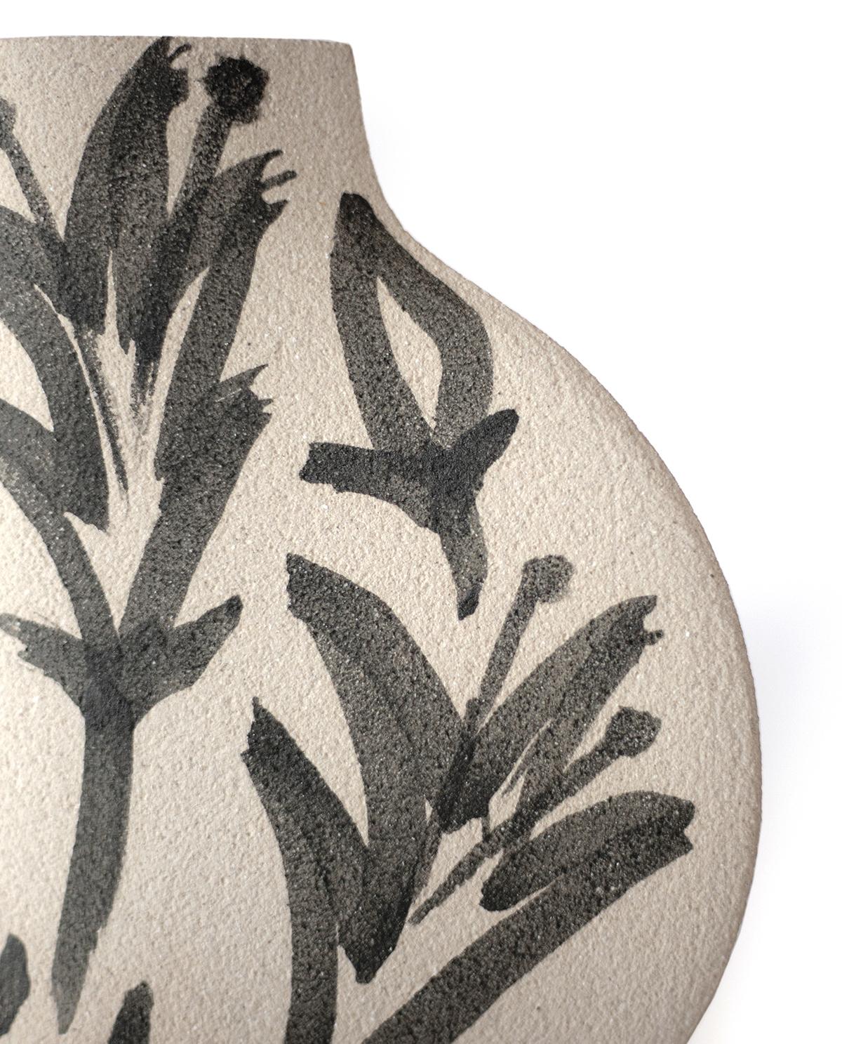 Fait main Vase Lilies du 21e siècle en céramique blanche, fabriqué à la main en France en vente
