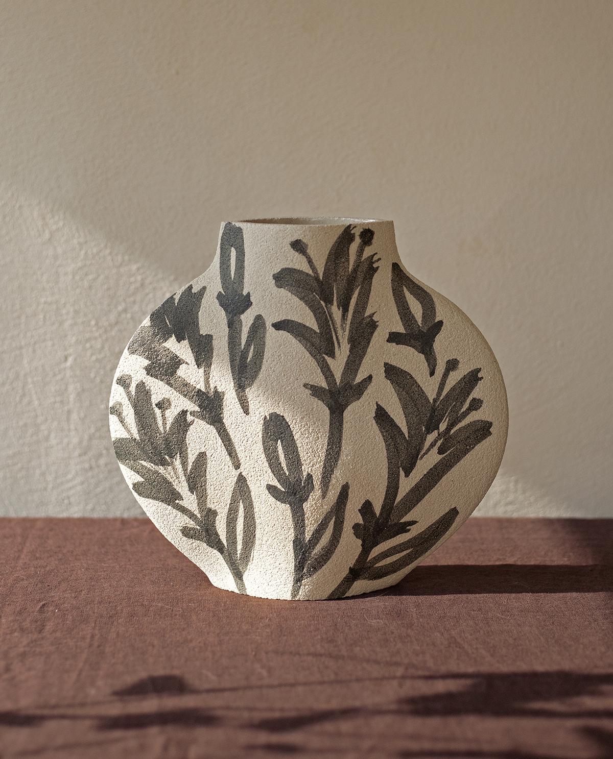 Argile Vase Lilies du 21e siècle en céramique blanche, fabriqué à la main en France en vente