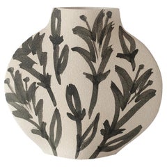 Vase „Lilies“ aus weißer Keramik des 21. Jahrhunderts, handgefertigt in Frankreich