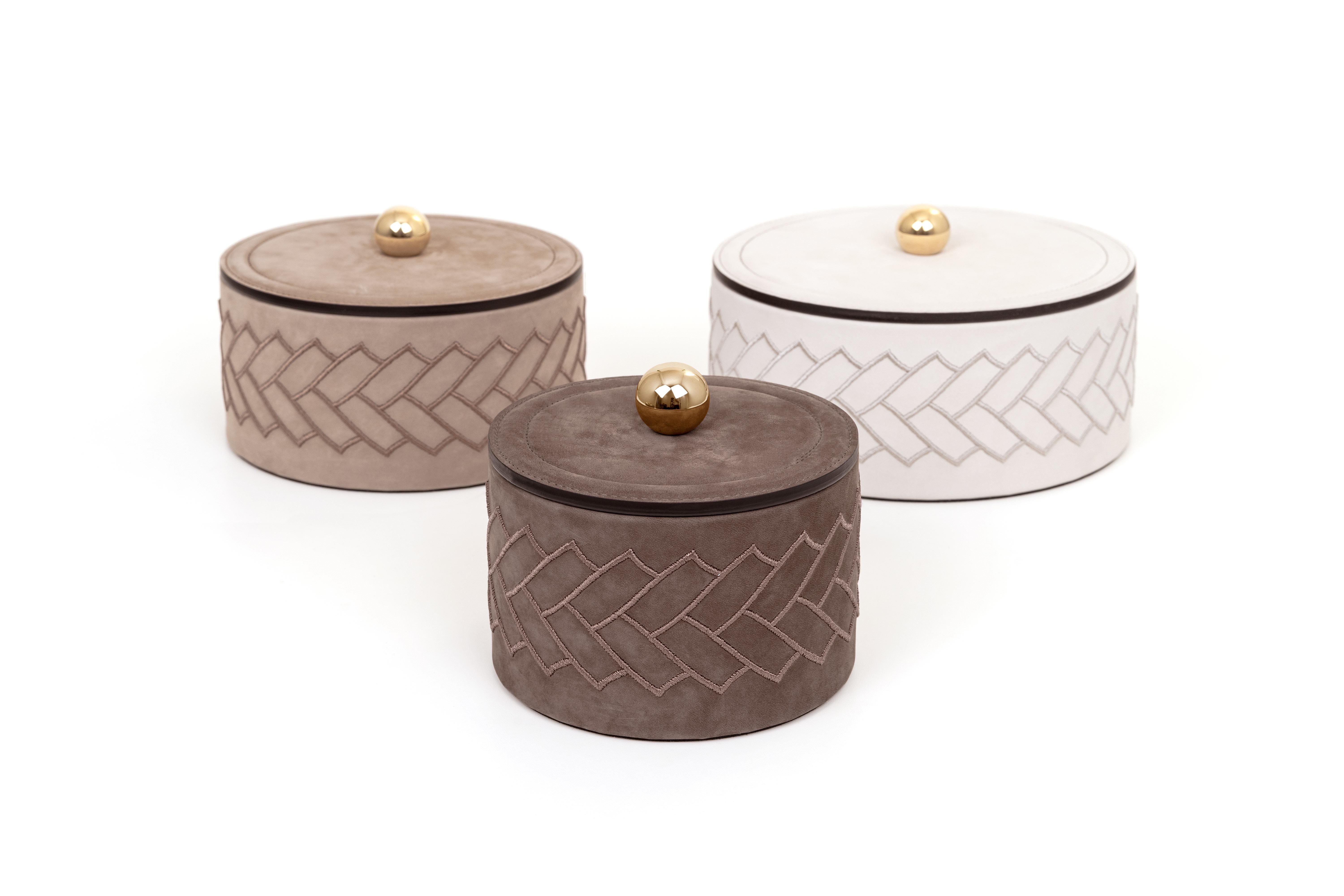 The sophistication of nubuck leather inspired this collection. 

Lily is our new family of decorative boxes embellished by tone on tone embroidery. Two finishing, three sizes and five nubuck colors are enough to create the perfect combination?