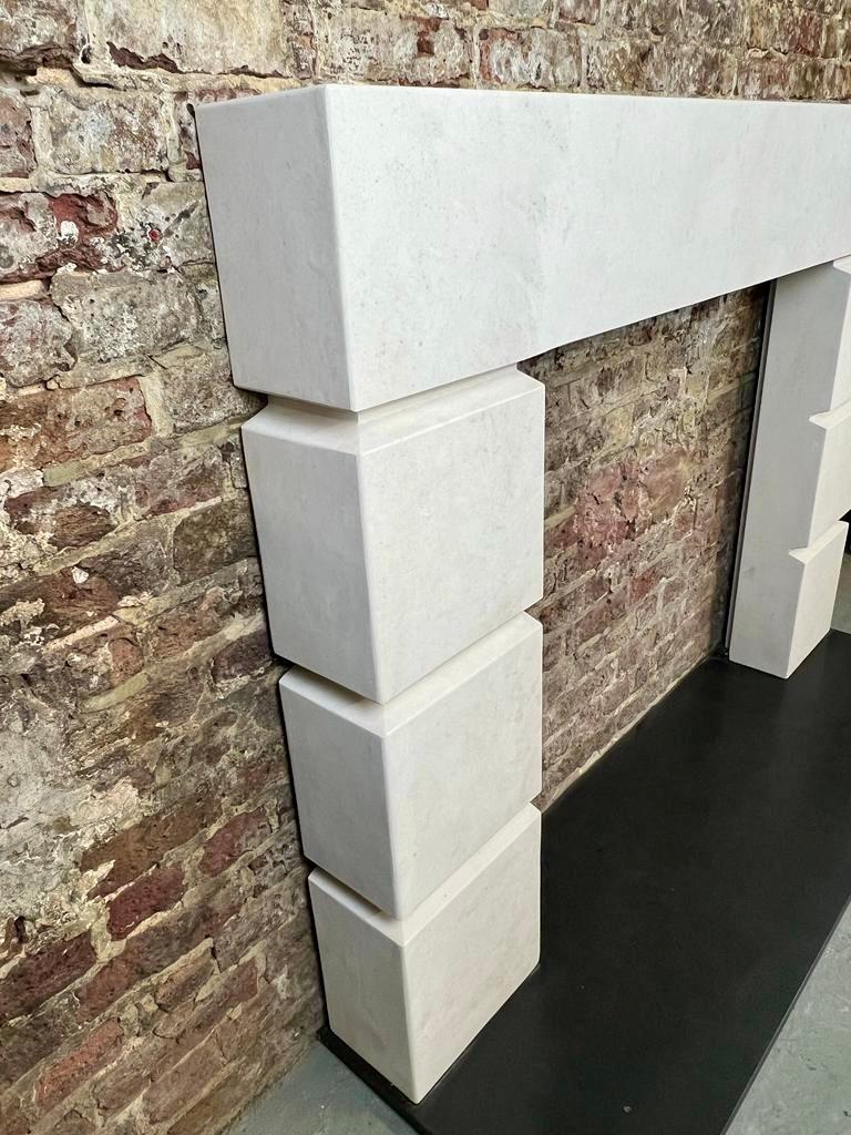 21st Century Kalkstein Deco Contemporary Mantlepiece im Zustand „Gut“ im Angebot in London, GB