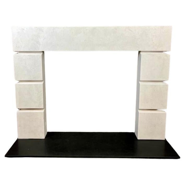 21st Century Kalkstein Deco Contemporary Mantlepiece im Angebot