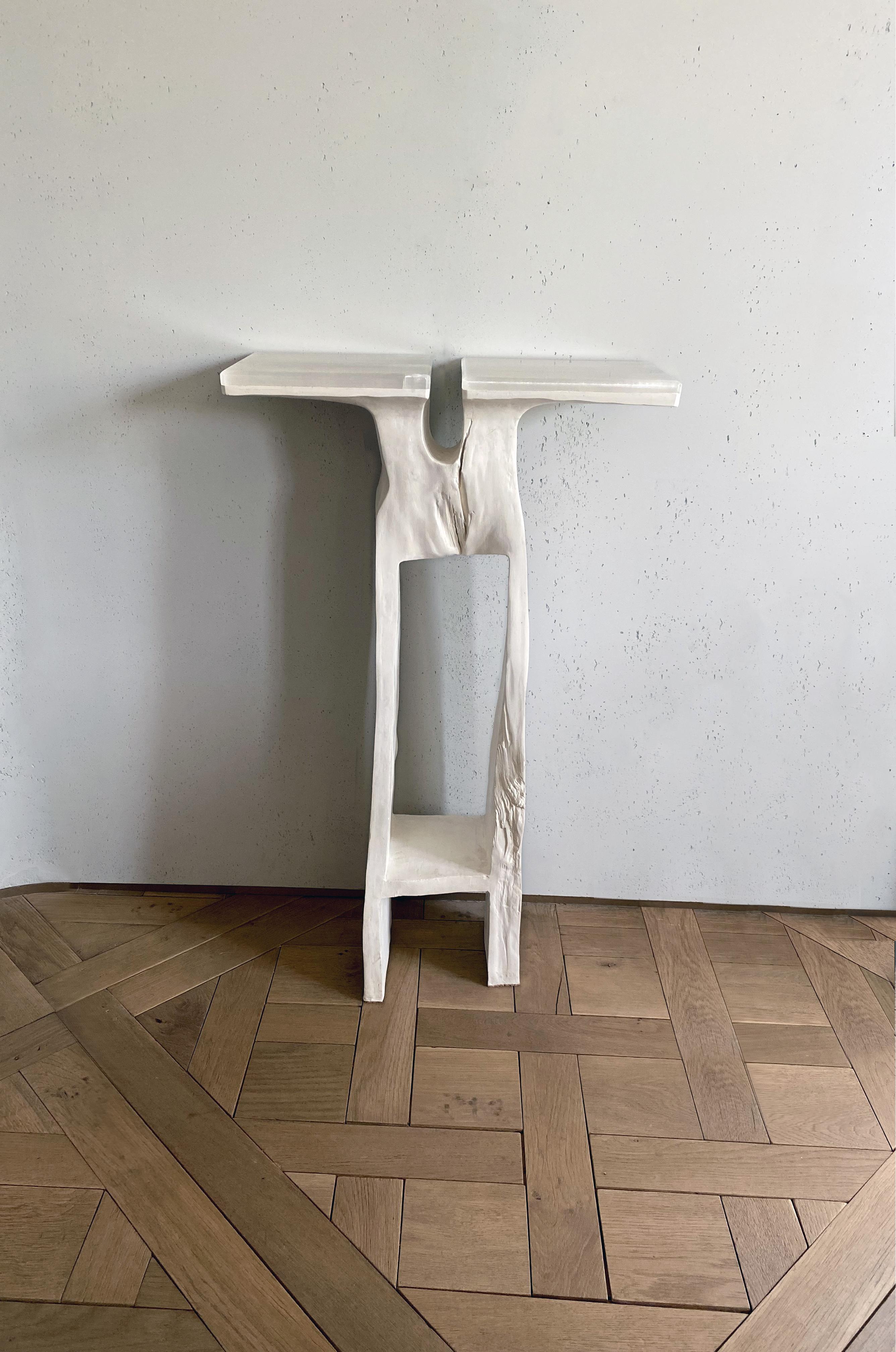 21st century console pedestal Atlante by Adrien Coroller

Gypsum
Customizable
Numeroted /8, signed and delivered with a certificate of authenticity

The tray and the base are directly cut with and around the defects of a pear tree log. The Atlantean