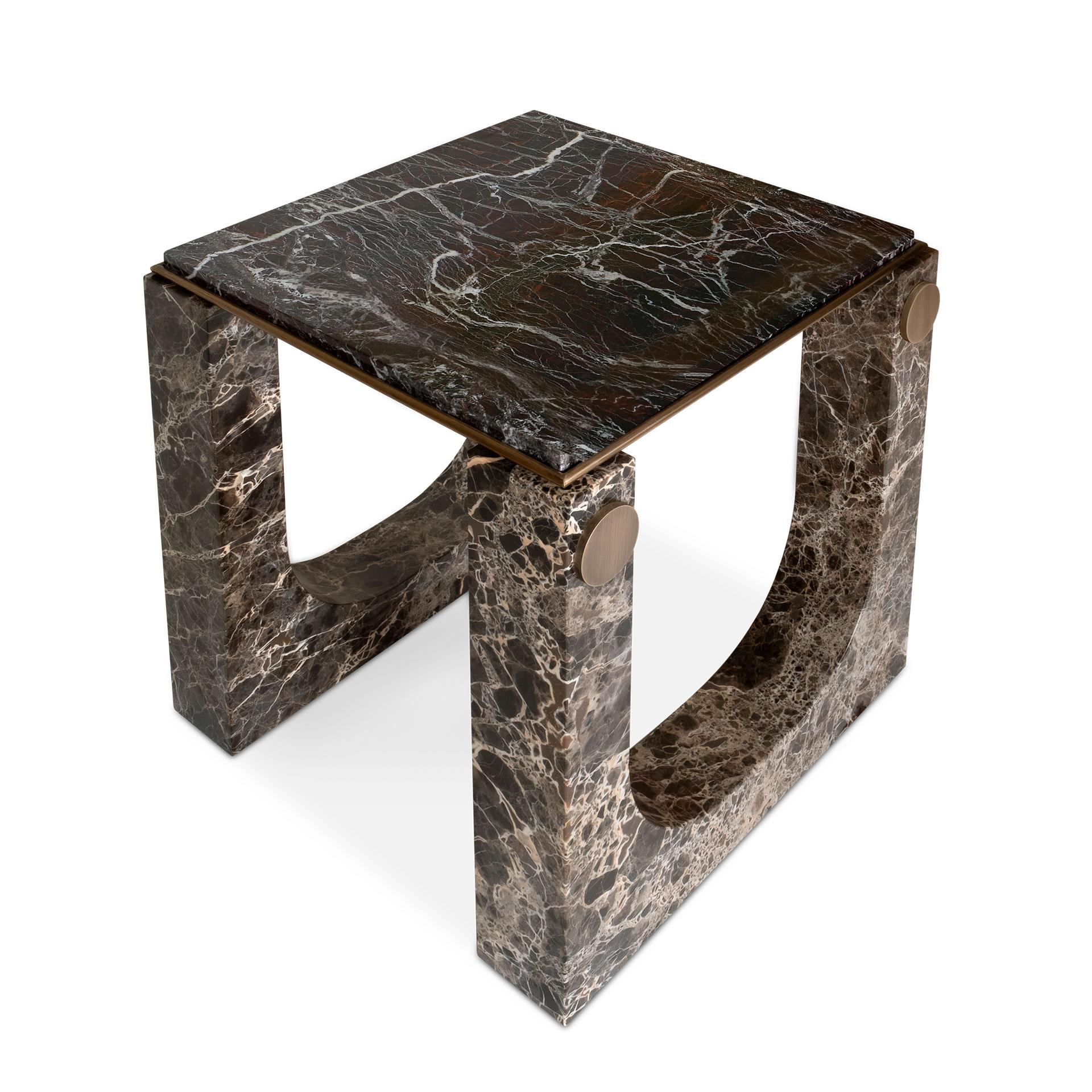 La table d'appoint Lincoln est un meuble imposant et moderne qui rend hommage au célèbre Lincoln Memorial. Le Lincoln Memorial a été construit à la gloire d'Abraham Lincoln, le 16e président des États-Unis. Inspirés par cet emblème national, les