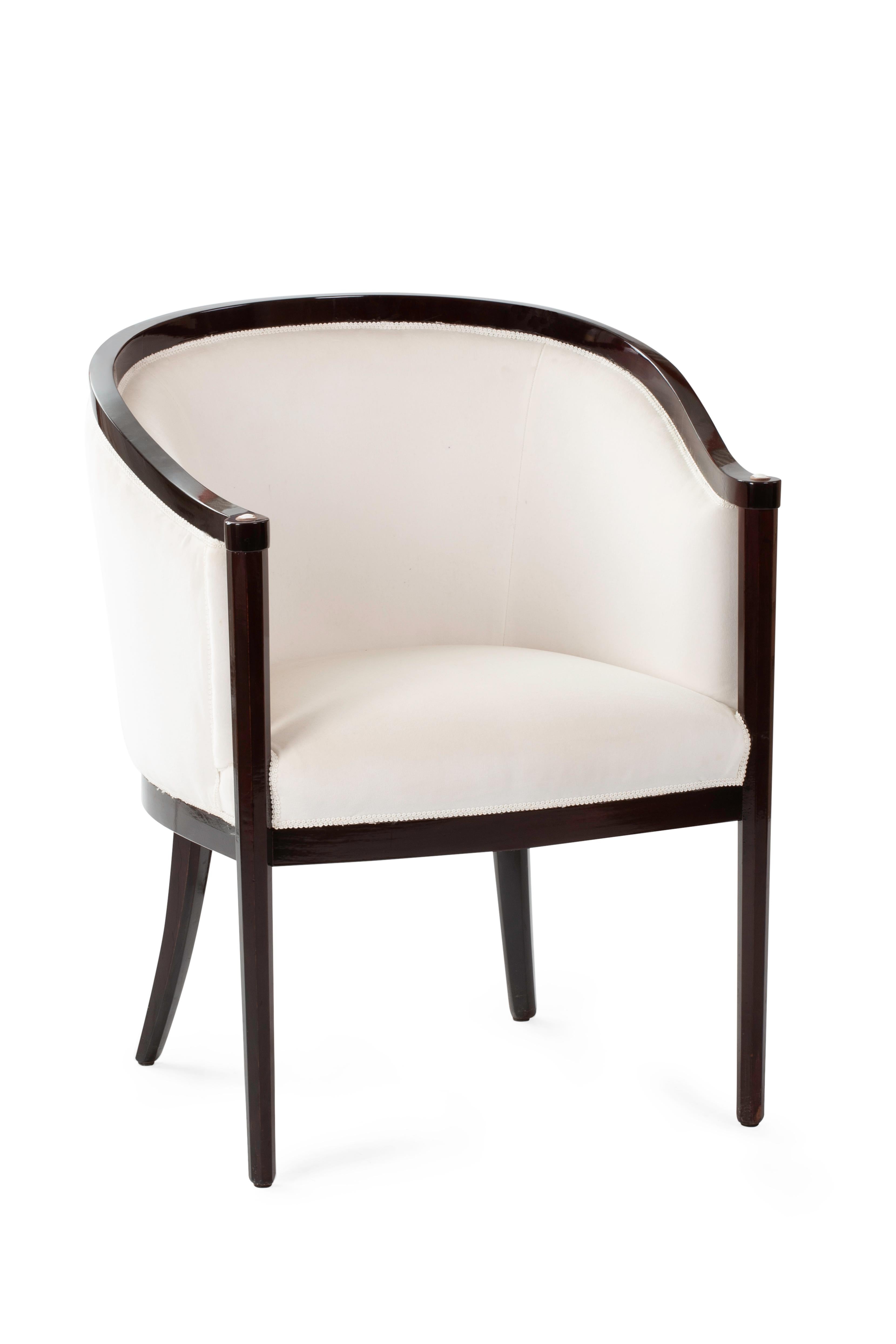 Inspired by the refined Art Deco aesthetics of the 1920s and 1930s, the Lorsky armchair is a tribute to one of the most important sculptors of the Art Deco movement in America and Europe: Boris Lovet Lorski. The armrests are in fact embellished with