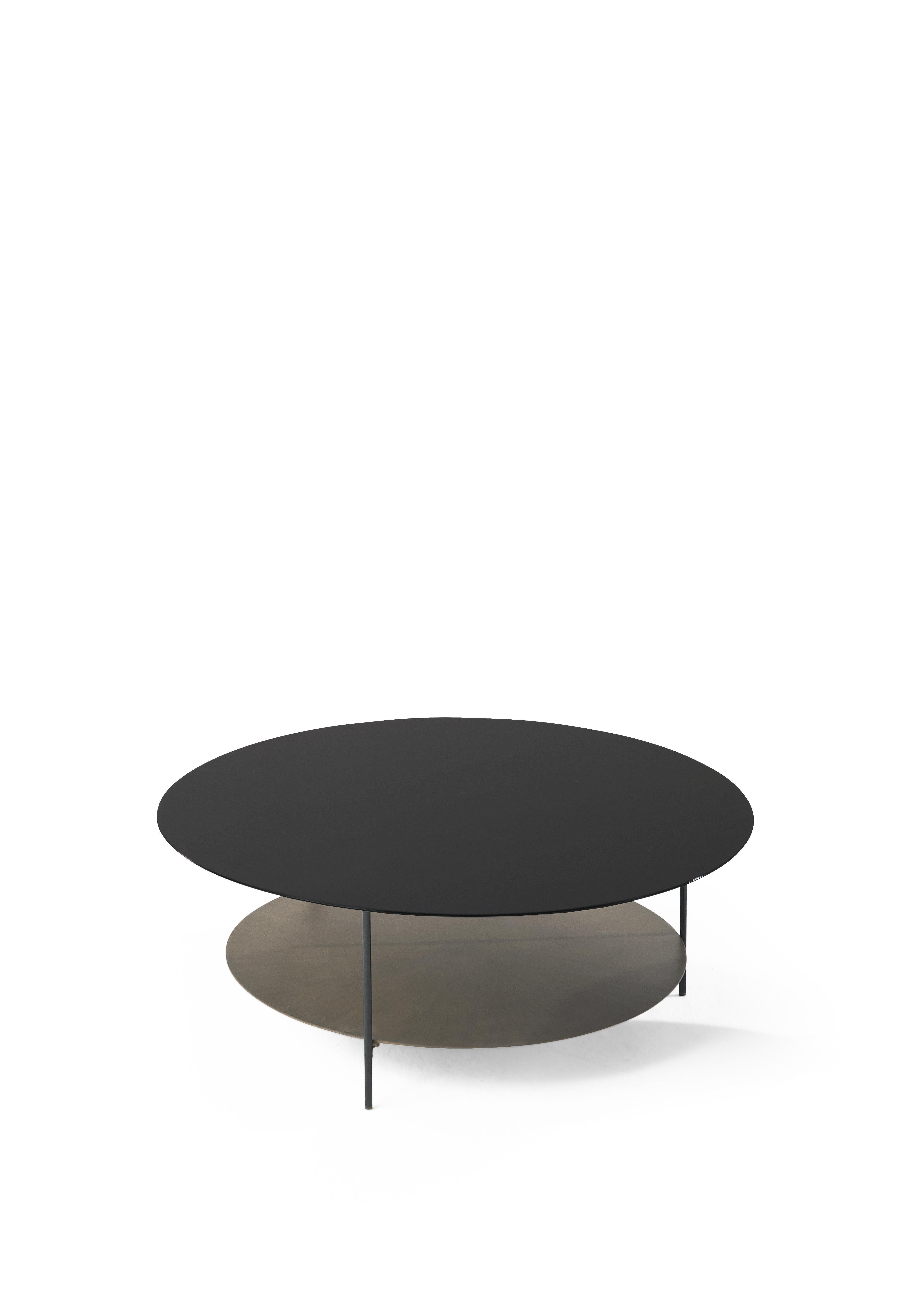 Lignes essentielles et attrait contemporain pour les tables basses Lowery. Caractérisés par un double plateau rond et une structure légère et dynamique, ils sont les compléments idéaux d'un espace intime, fonctionnel et accueillant.
Table centrale